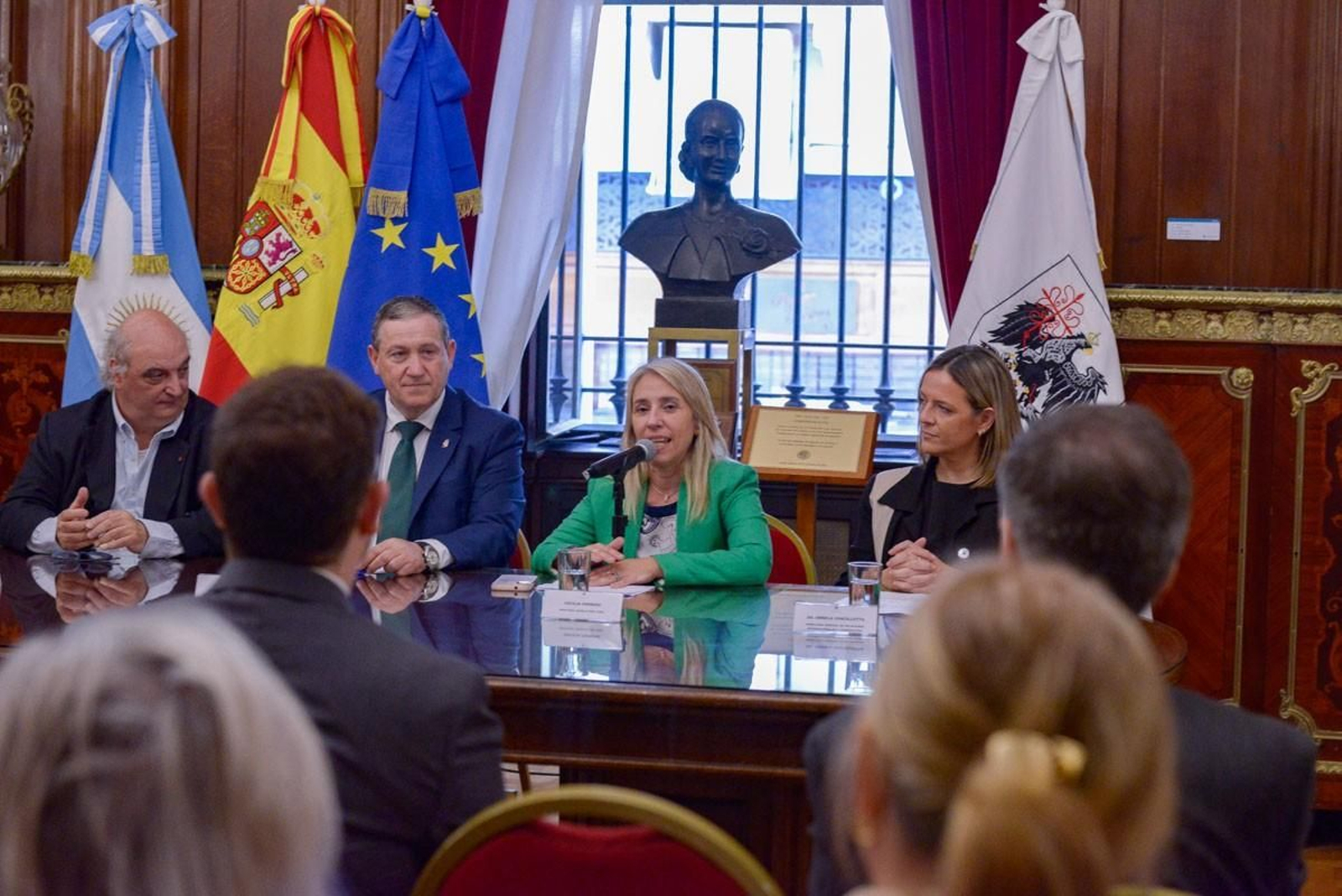 En la imagen, la diputada Ferrero, el presidente de Zamora, Javier Faundez, Ornella Vanzillota, Directora de Relaciones Internacionales y Pablo Garzonio, subsecretario de RRII.
