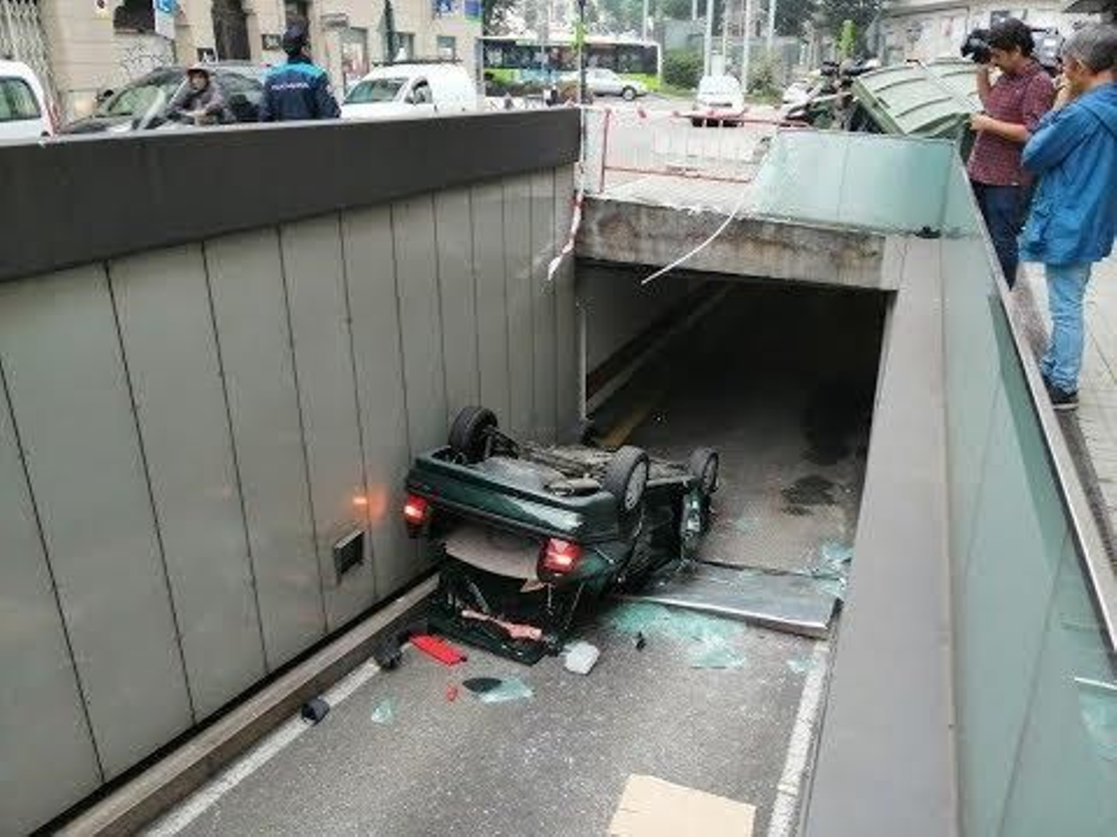Un coche se precipito al párking en la calle Lepanto