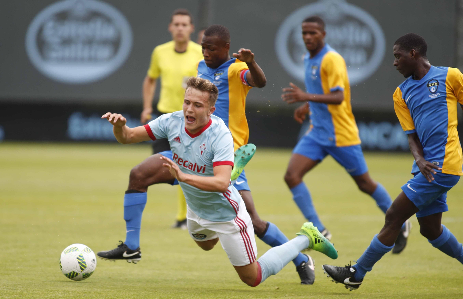 El alemán Dennis Eckert cae durante el partido de ayer en Barreiro.