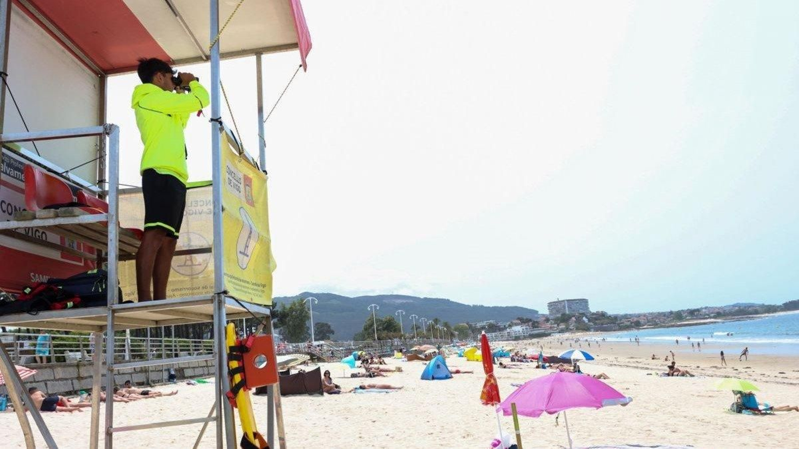 Un socorrista vigila en la playa de Samil en el inicio de la temporada de verano.