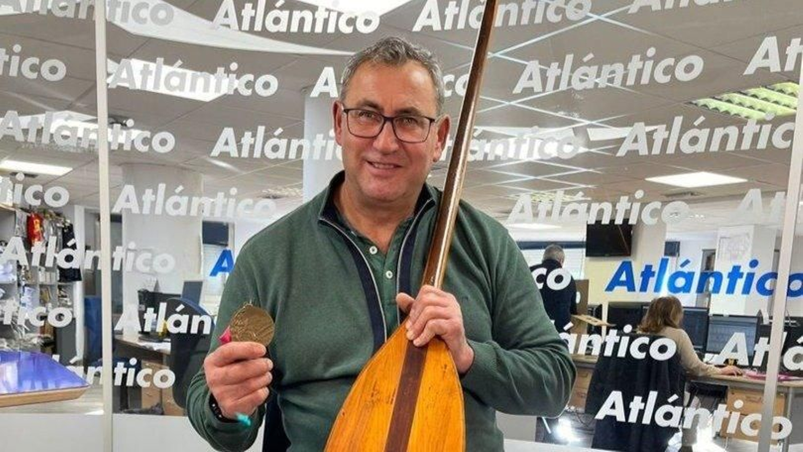 Enrique Míguez acudió a Atlántico con la pala y la medalla olímpica.