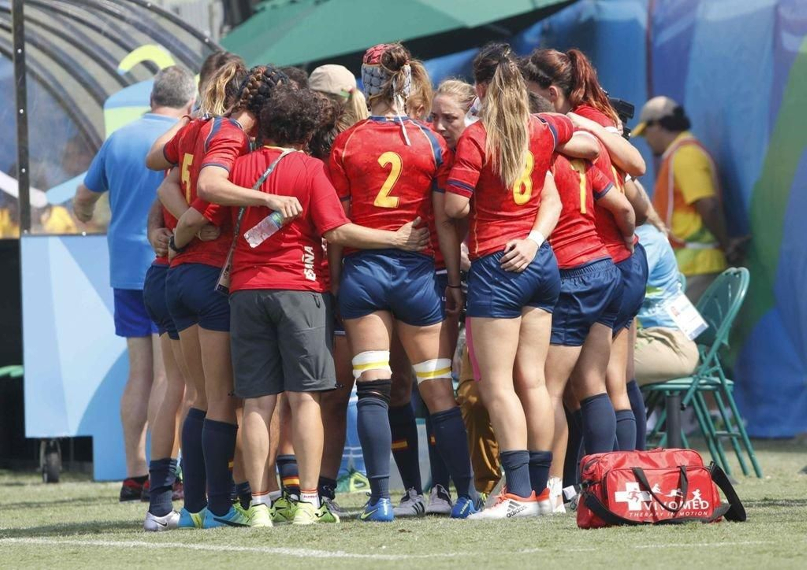 Las jugadoras de la selección española se abrazan antes del inicio del partido ante Kenia.