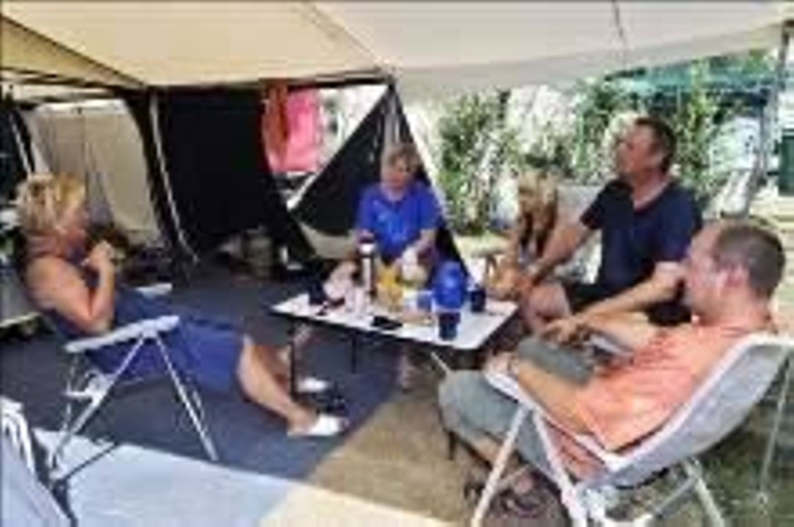 Una familia durante su estancia en un camping.