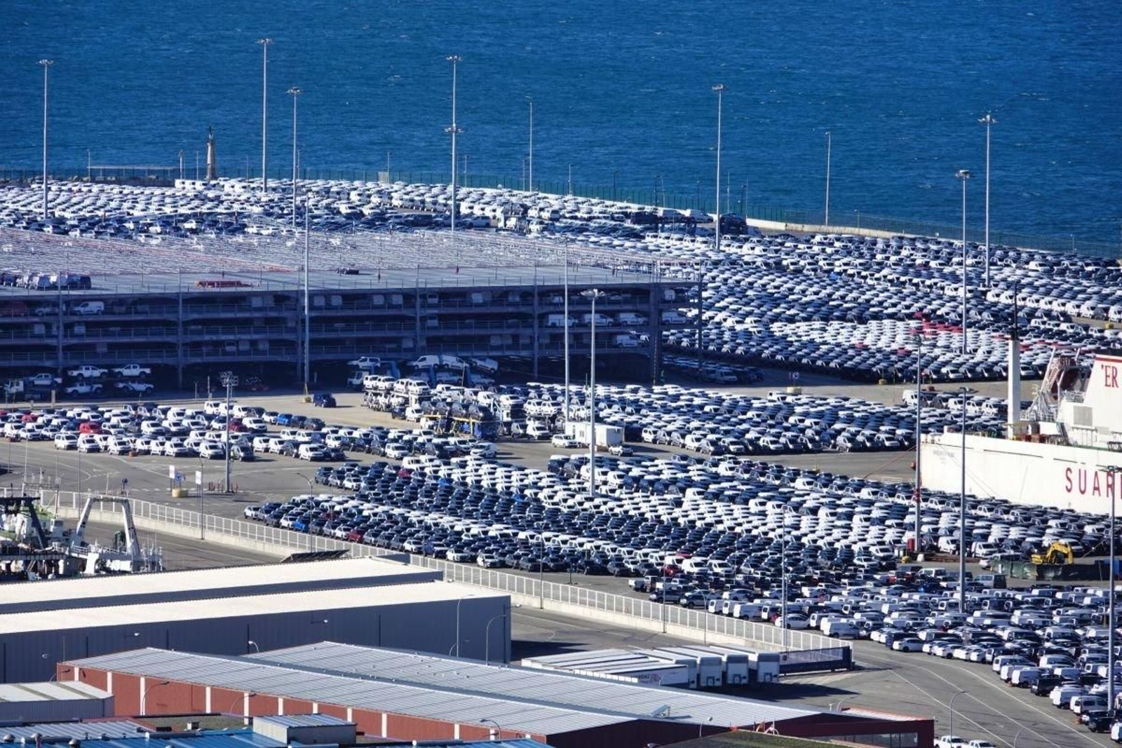 La automoción y los bienes de equipo tienen  un peso clave en las ventas al exterior de Vigo y la provincia. En la foto, coches en Bouzas.