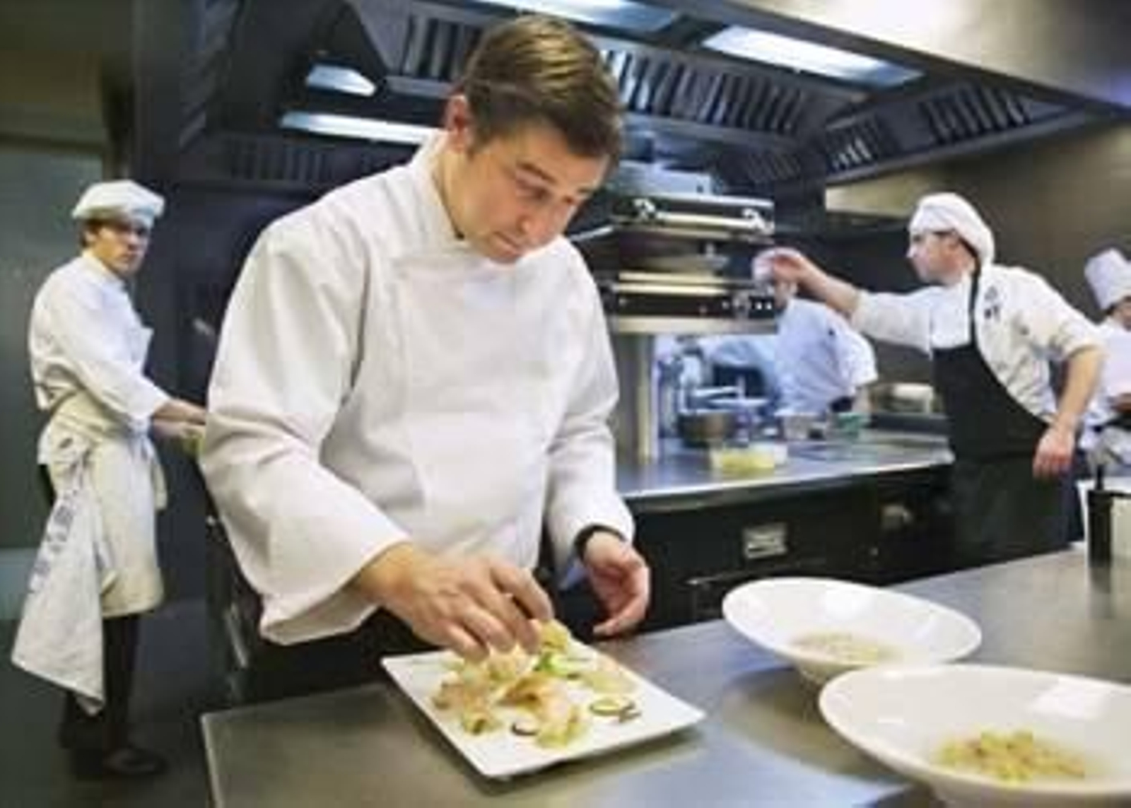 Los hermanos Joan, Josep y Jordi Roca, trabajando en la cocina.