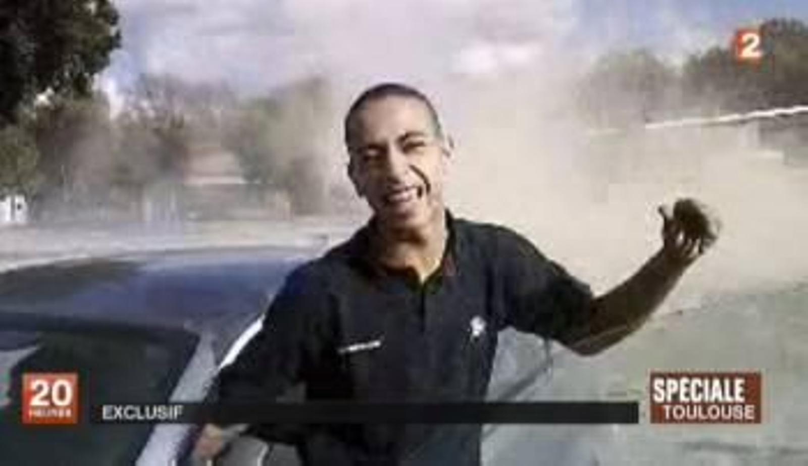 Captura de video tomada de unas imágenes de la televisión nacional francesa France 2 emitidas ayer, miércoles, 21 de marzo de 2012, que muestra a quien podría ser el asesino de Toulouse de 24 años, Mohamed Merah. EFE