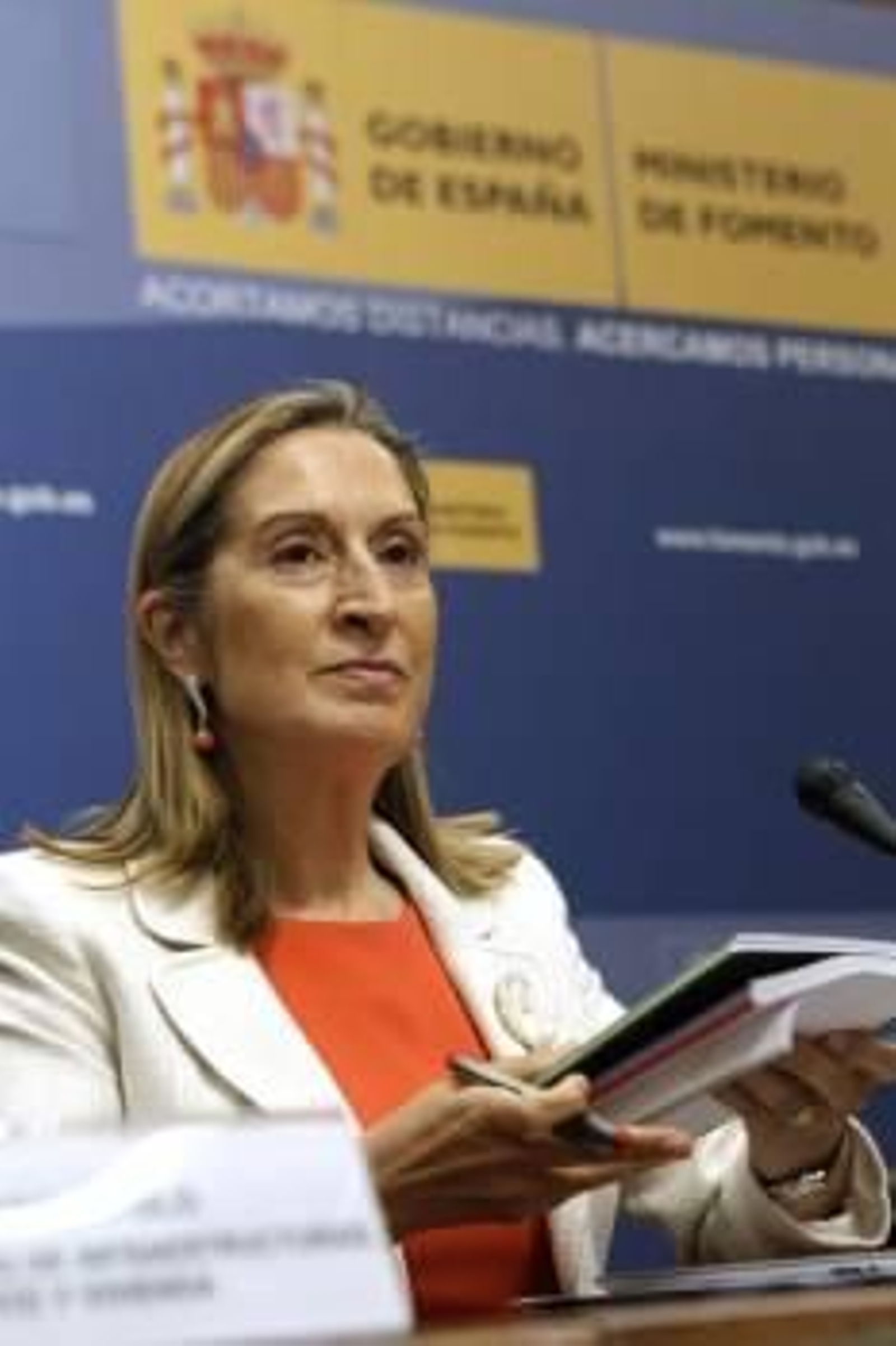 La ministra de Fomento, Ana Pastor, ayer durante su comparecencia ayer. (Foto: J. M. ESPINOSA)