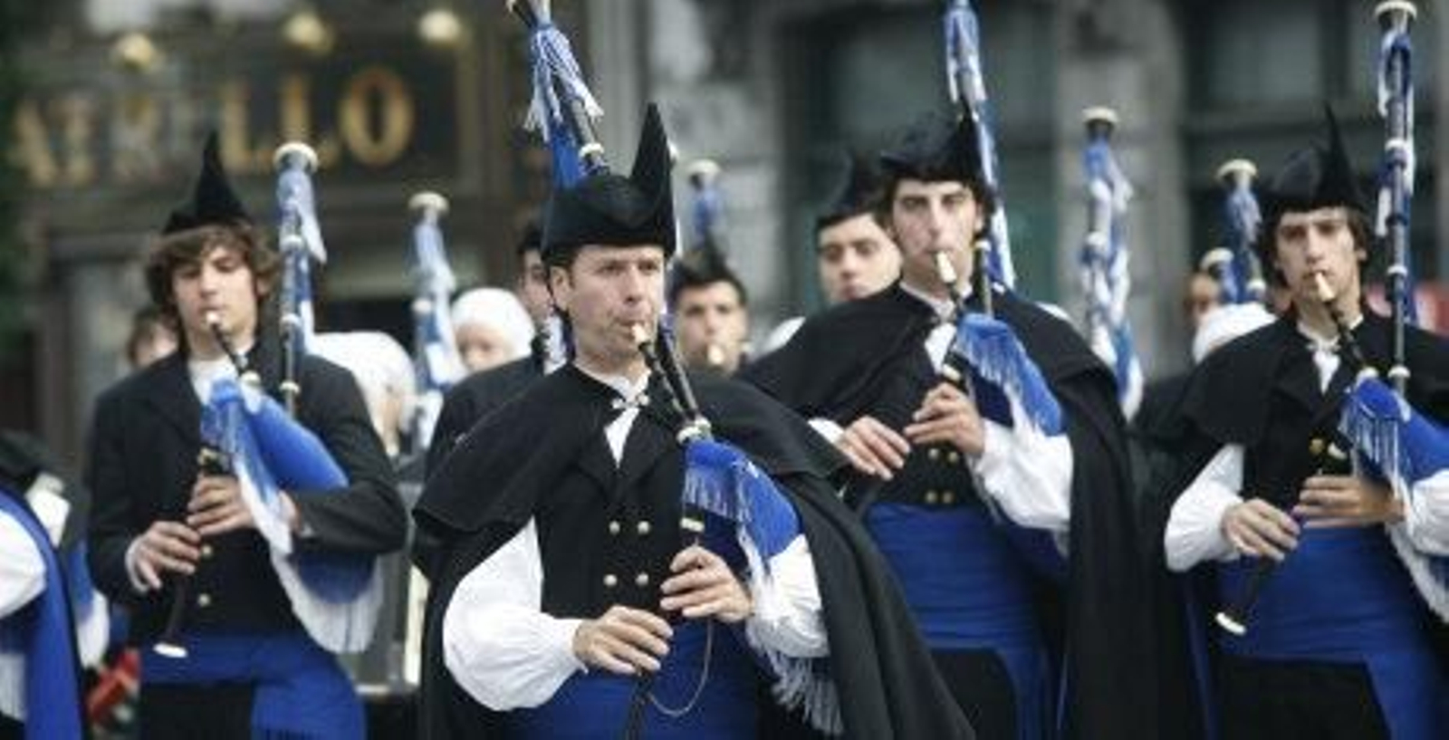 La Banda de Gaitas Ciudad de Oviedo durante una actuación.