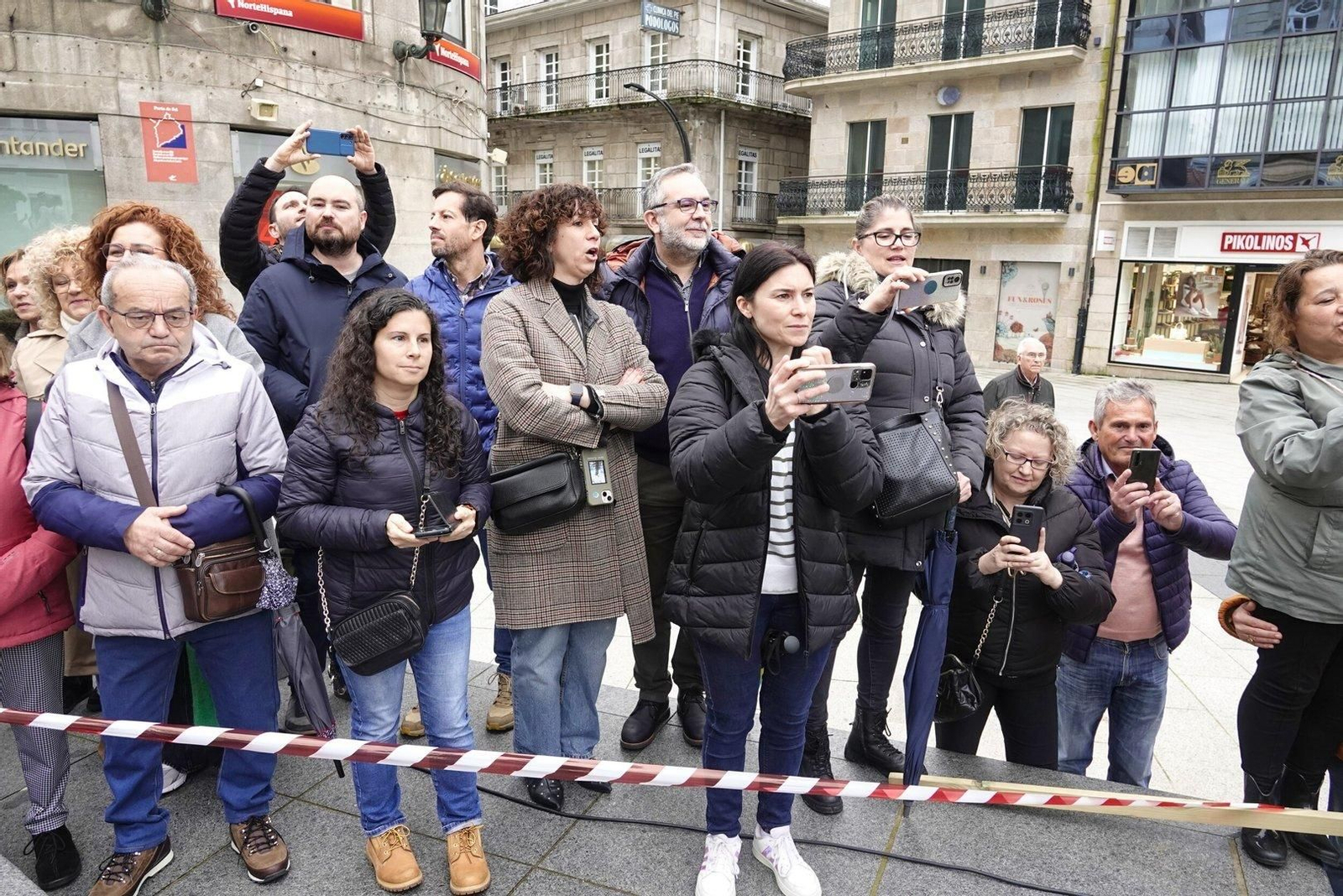 Padres orgullosos viendo a sus hijos en la Reconquistiña.