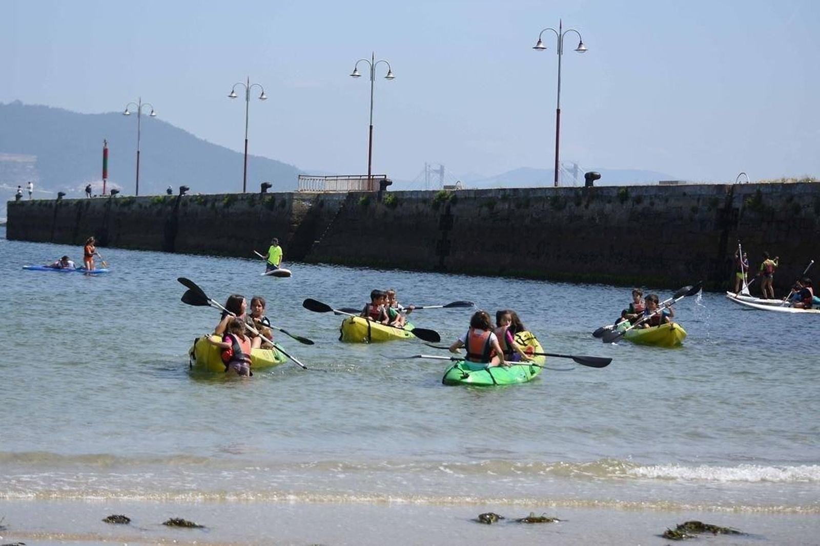 La actividad de remo de Verán Náutico que se desarrolla en la playa de la ETEA, con cientos de chicos participando ayer desde la antigua base naval-