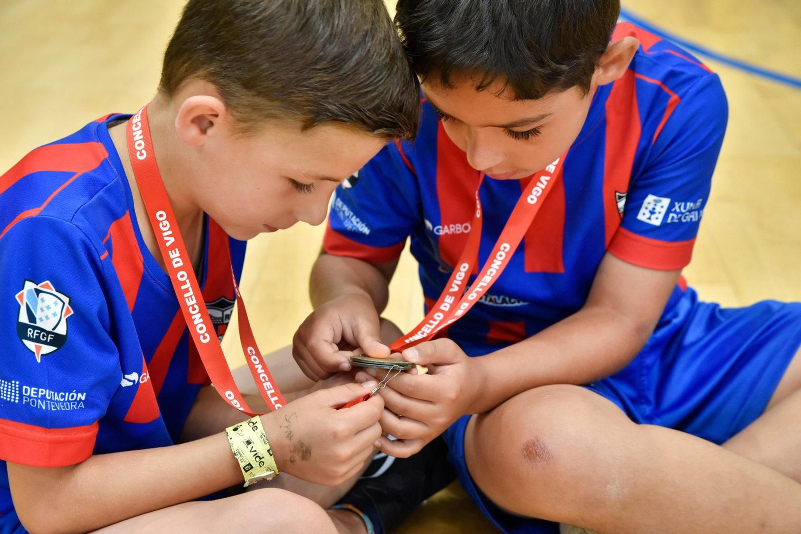 Niños con las medallas.