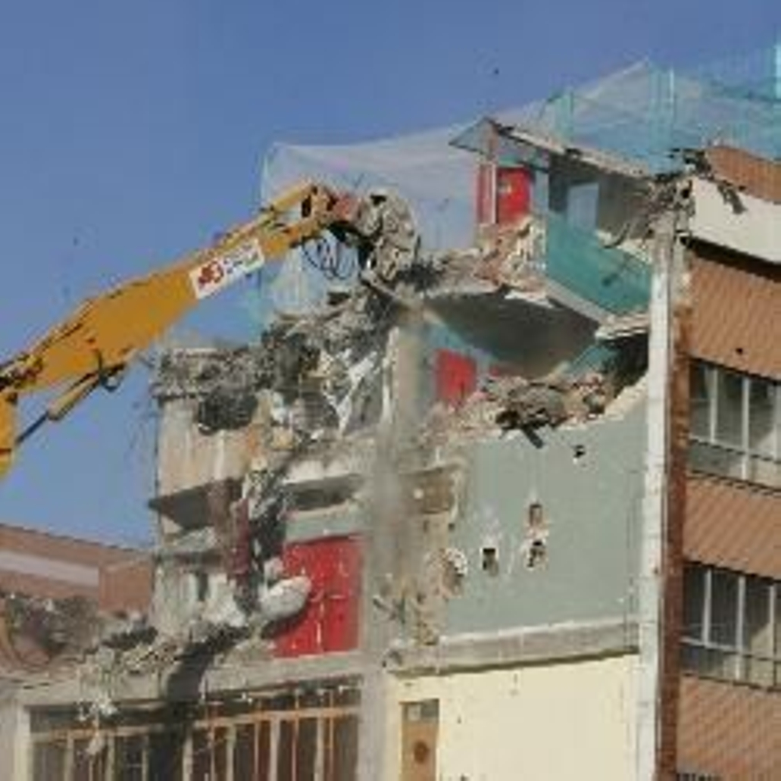 Demolición del edificio afectado.