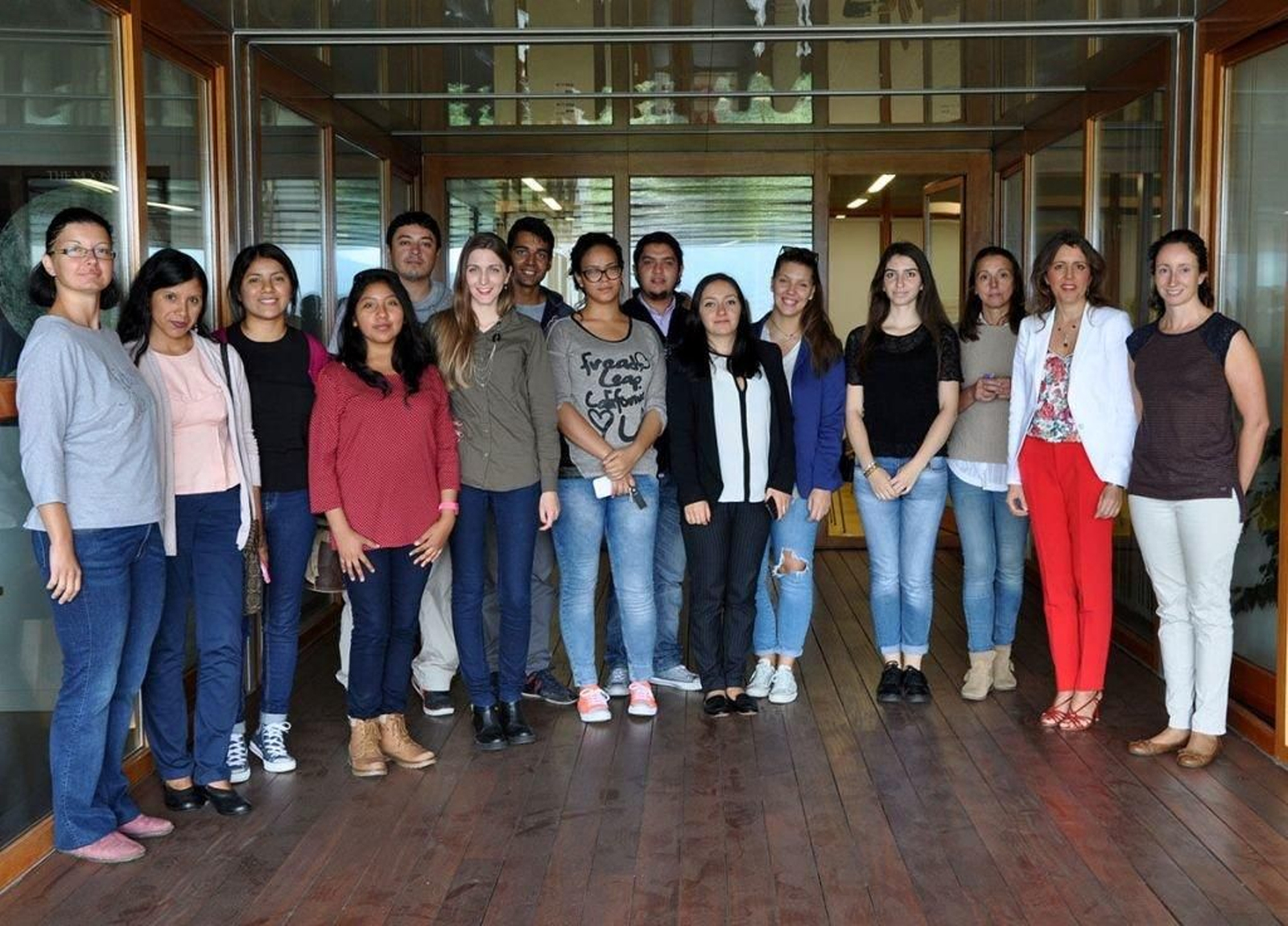 Los estudiantes participaron en un acto de bievenida ayer en la Escuela de Telecomunicación.
