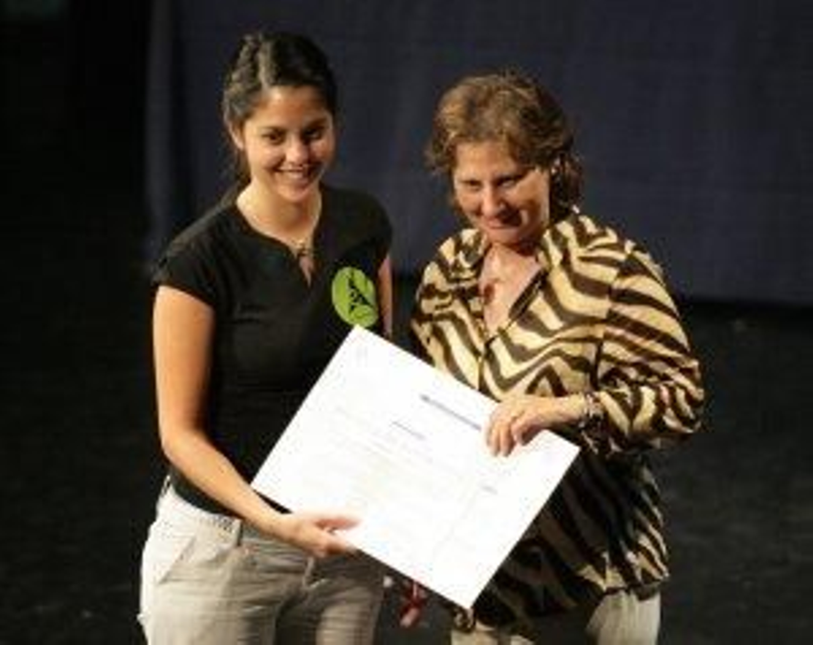 Ramos entrega un diploma a una joven emigrante.