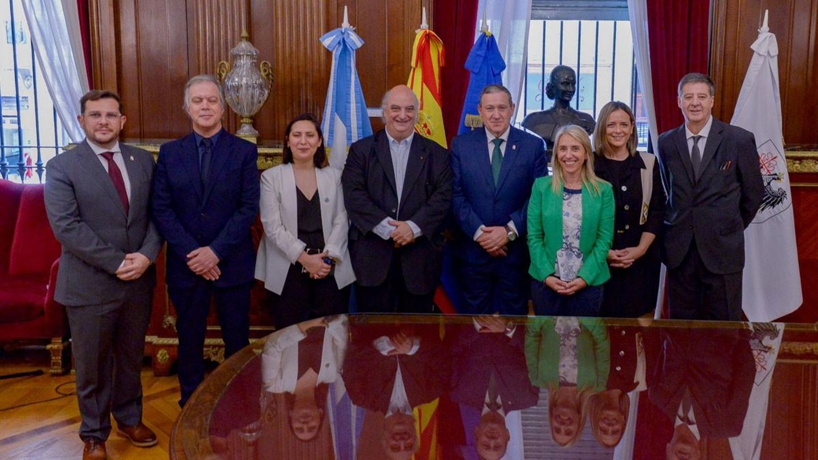 Los anfitriones acompañados por Roy Cortina y los huéspedes acompañados por el presidente del Centro Zamorano Alfredo Miranda