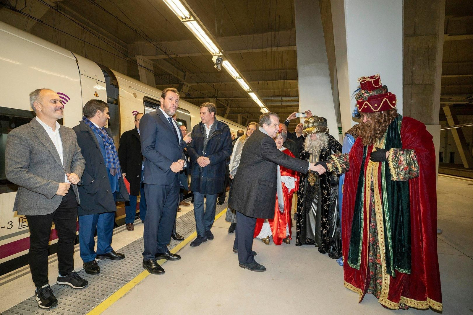 Óscar Puente a su llegada a Vigo en el tren Avril.