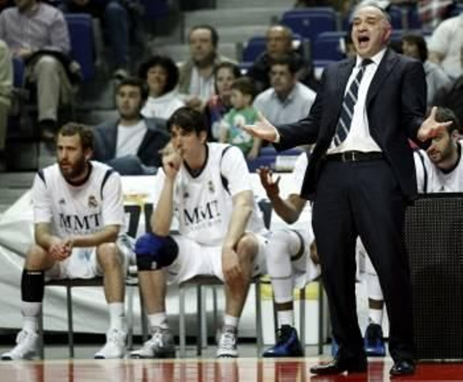 Laso, en el banquillo del Real Madrid. (Foto: S. BARRENECHEA)