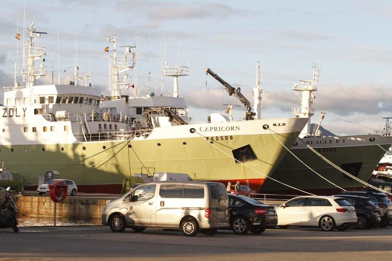 Arrastreros de la flota de altura amarrados en el puerto pesquero de Beiramar.