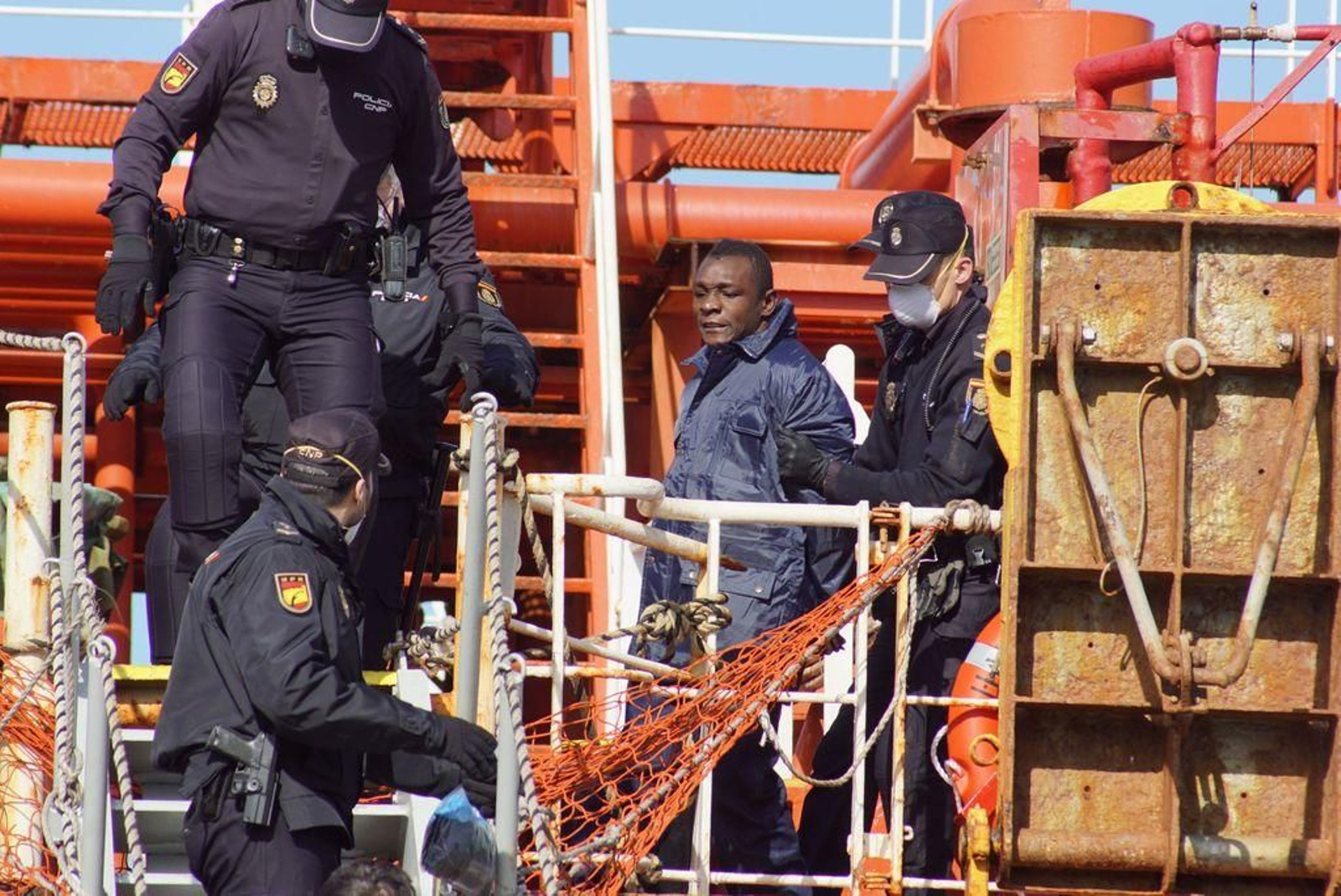 La última ‘devolución’ de extranjeros en Vigo por  desde Peinador fue la de tres polizones, por entrada irregular.