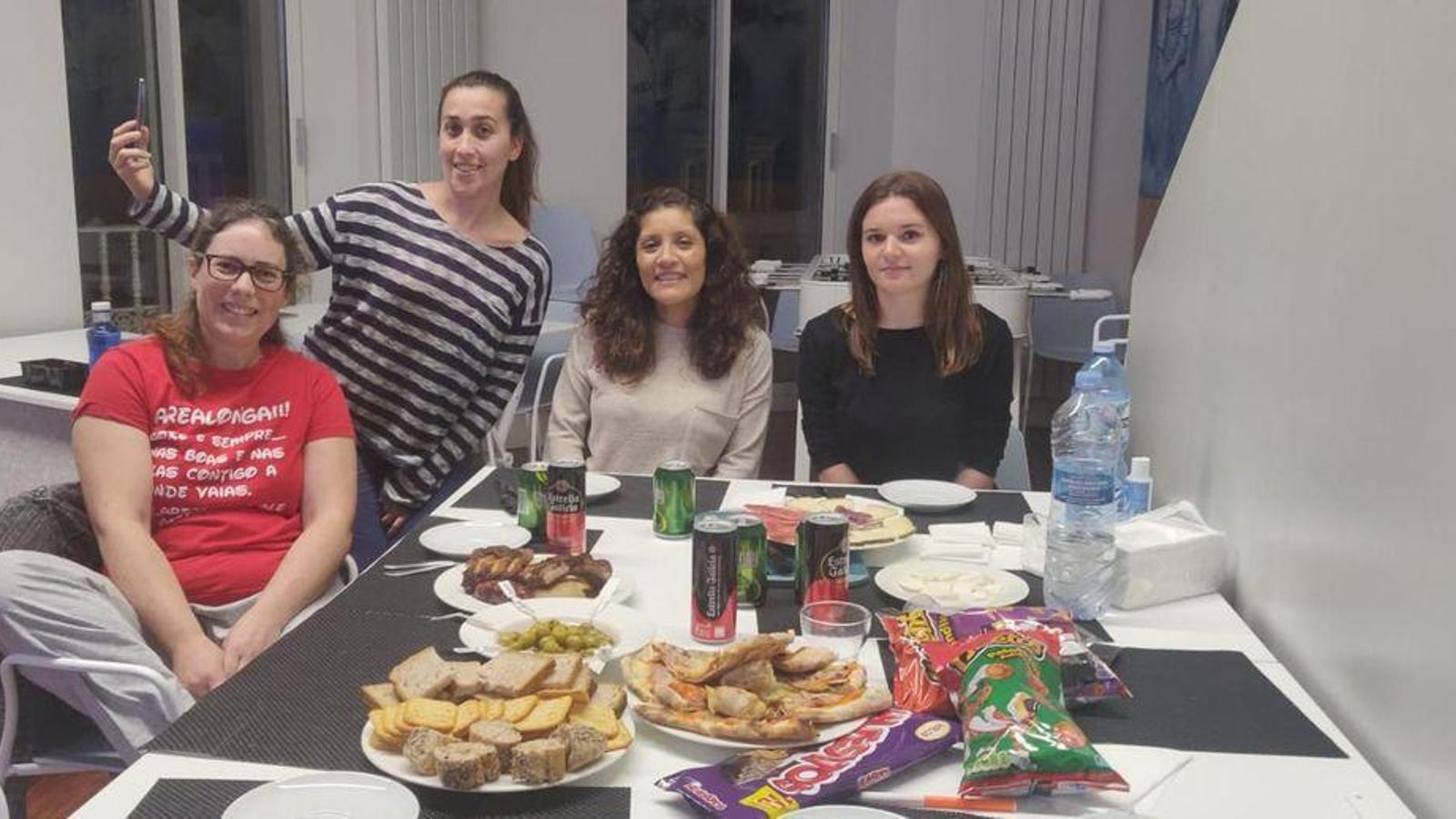 Tania, Catalina, Sari y Laura, en el comedor de la sede.