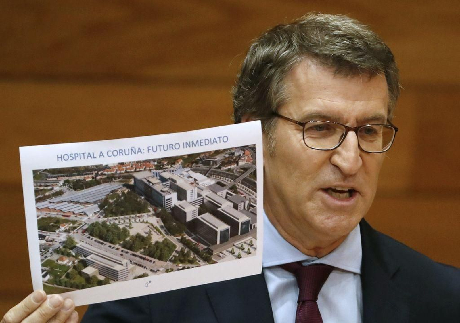 Feijóo muestra una foto con la maqueta de la ampliación de CHUAC.