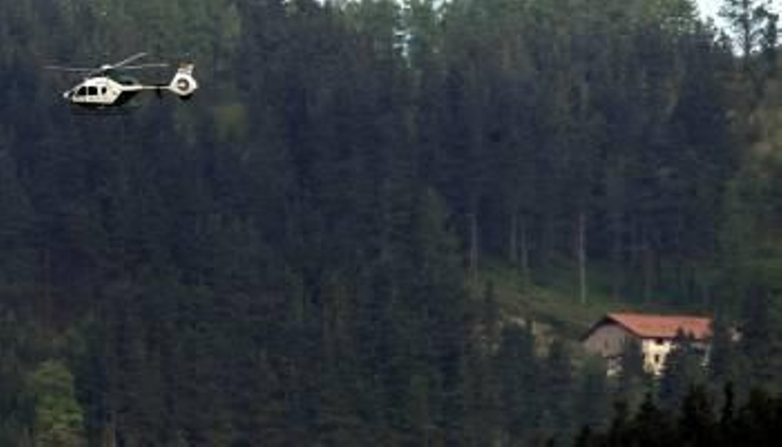 Un helicóptero sobrevuela uno de los zulos localizados ayer por la Guardia Civil en Guipuzcoa. (Foto: J. ETXEZARRETA)