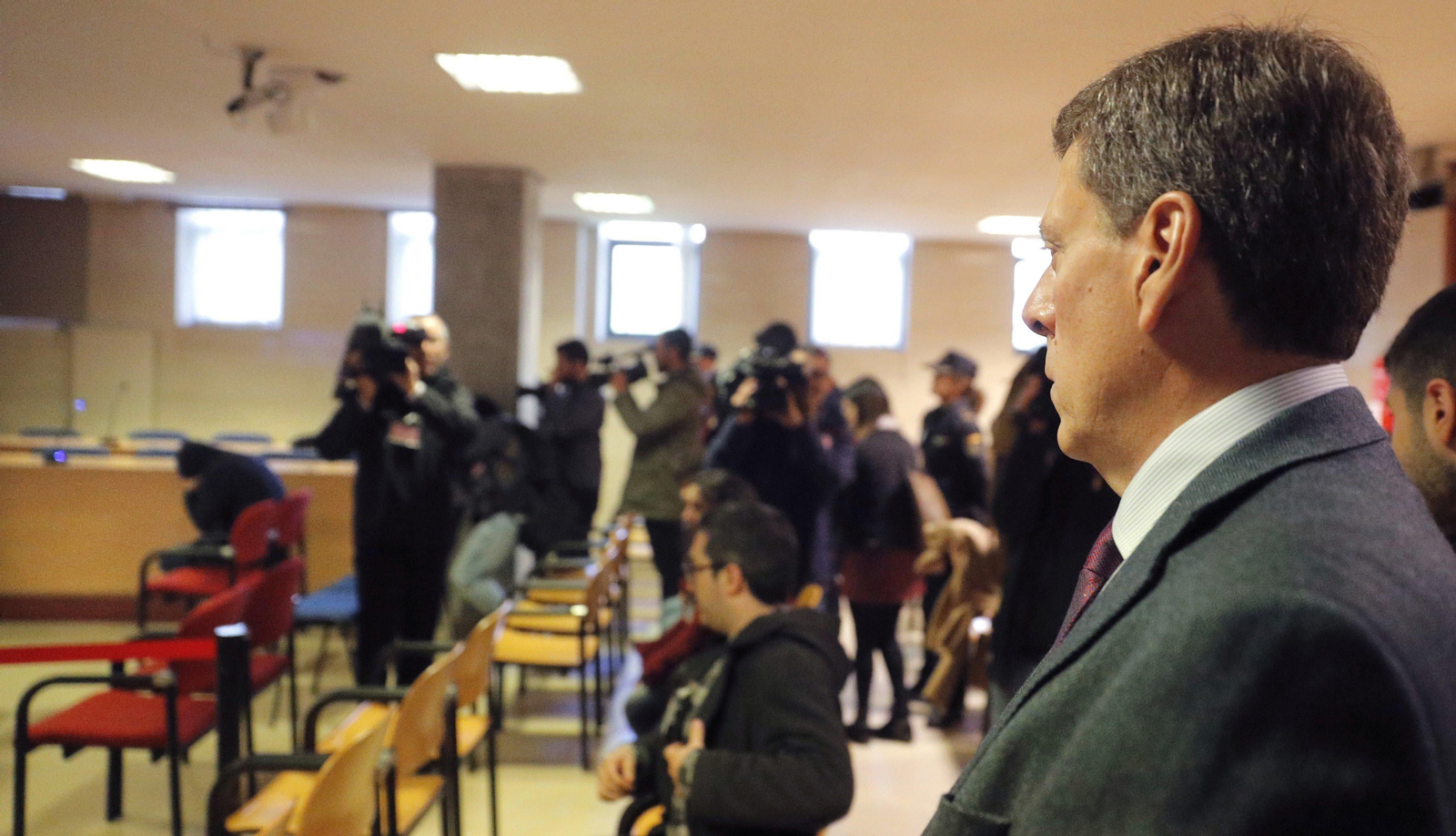 Juan Carlos Quer (derecha), observa a "el Chicle", con capucha, al fondo, a la izquierda.