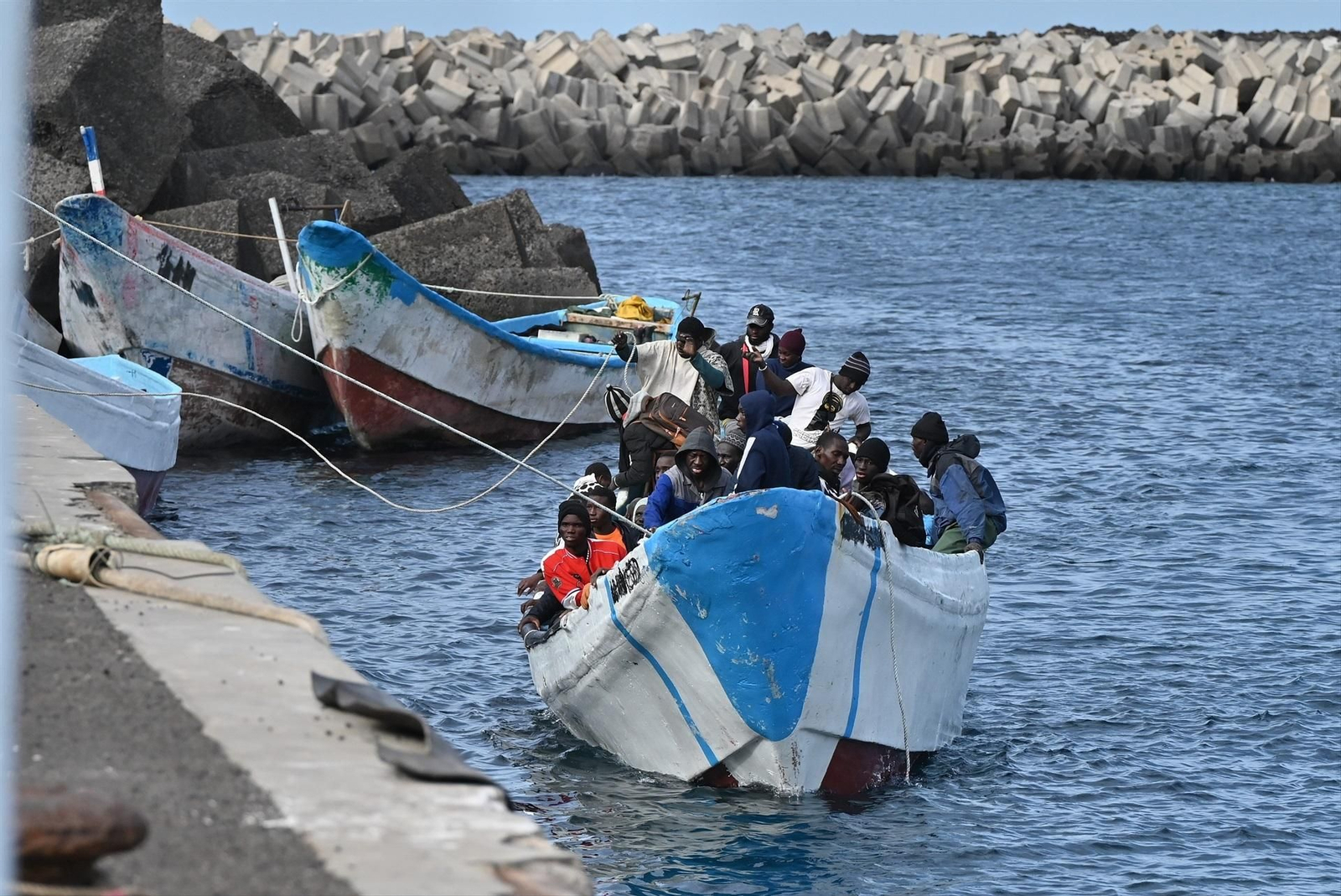 Un cayuco llega al puerto de la Restinga.