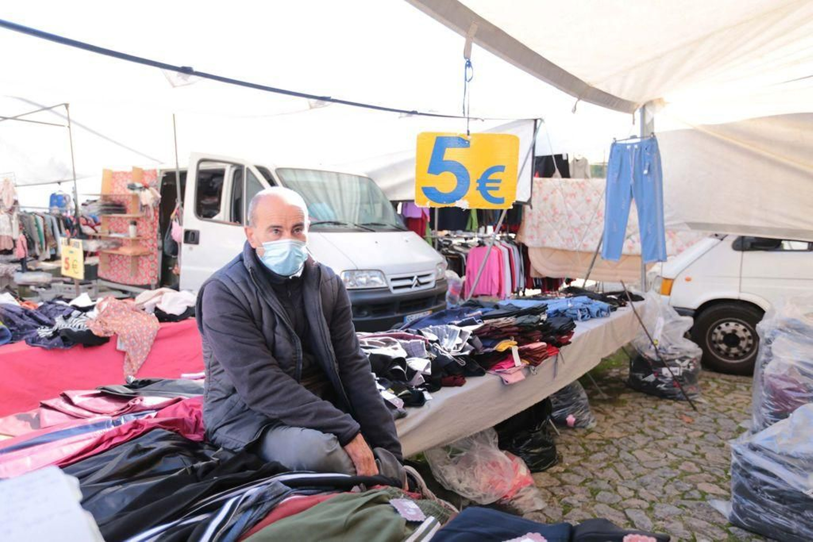 La tradicional feria de los miércoles que congregaba a miles de personas procedentes de Galicia apenas registraba actividad mientras los feriantes se quejaban de la falta de información y los cambios que confundían al público.