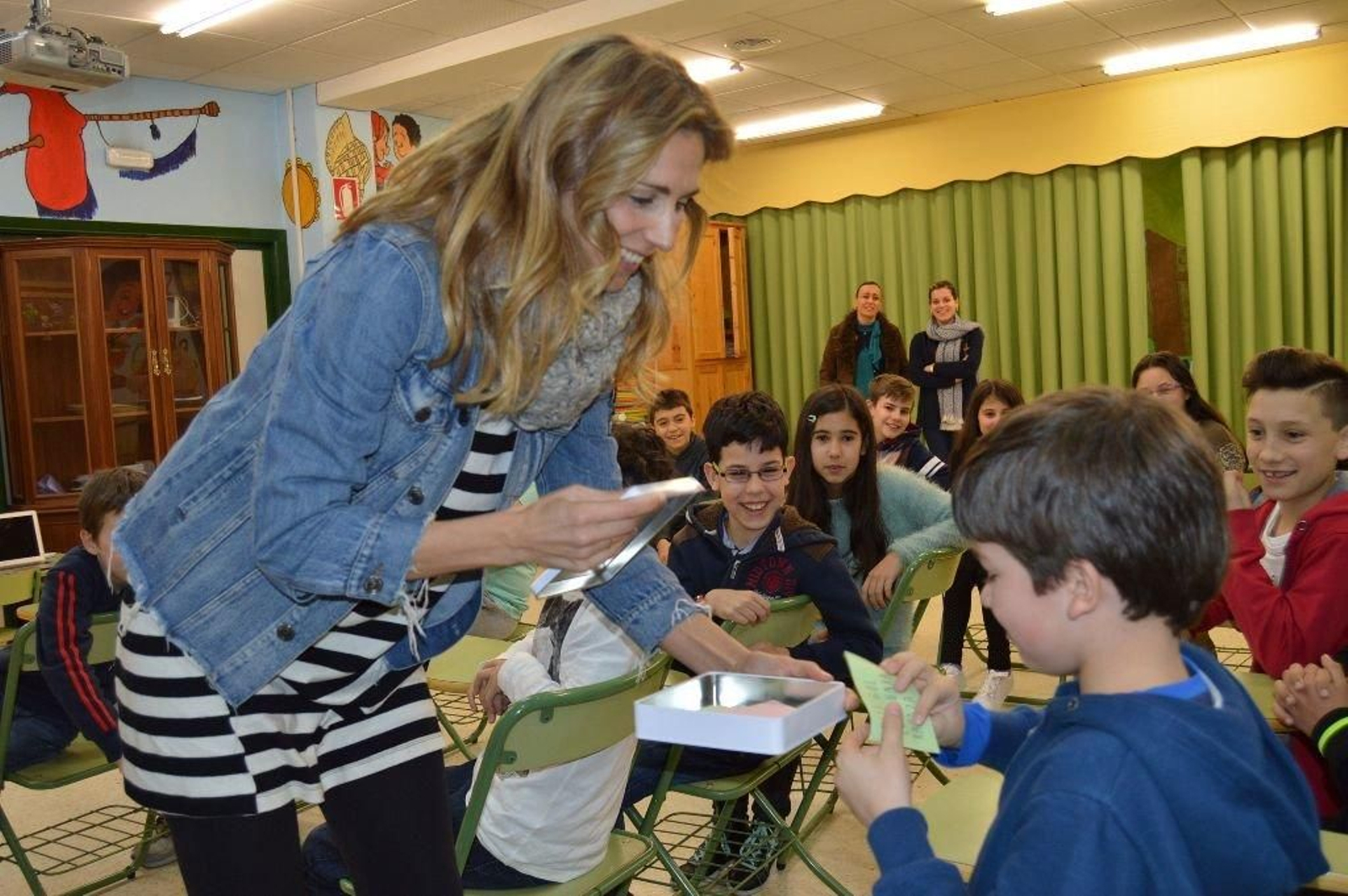 La educadora Alba Alonso, con el alumnado del centro escolar de Petelos (CEIP Pena de Francia).