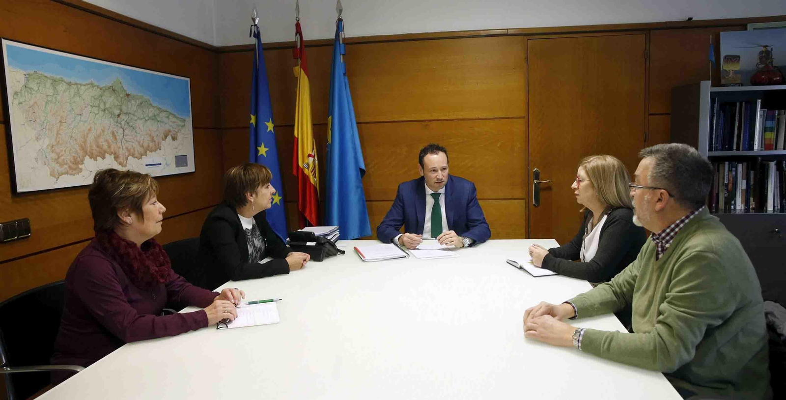Momento del encuentro del consejero de Presidencia y directora general de Emigración con los representantes de AEERA y ASOPEVE.