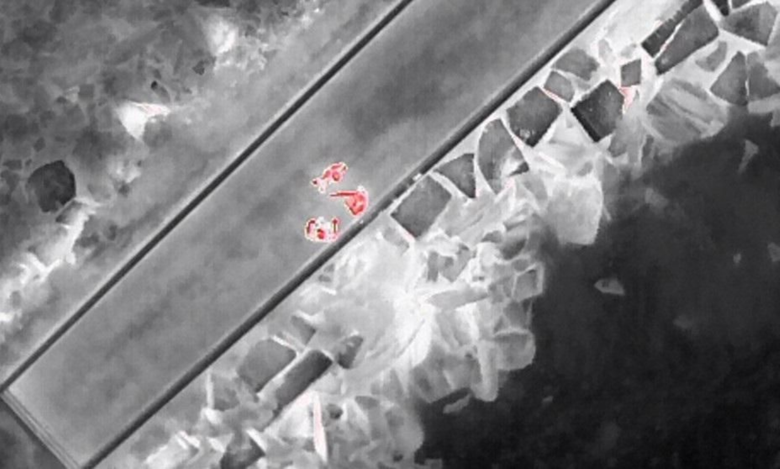 Imagen tomada con cámara térmica del dron de la Policía Local de Vigo, utilizado para la vigilancia y control de 'furtivos' en zonas de costa de la ciudad. // Europa Press