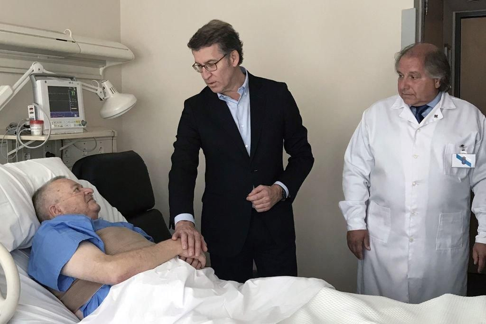 Feijóo saluda a un paciente gallego que vivió en Uruguay y que durante una visita al país necesitó asistencia sanitaria.