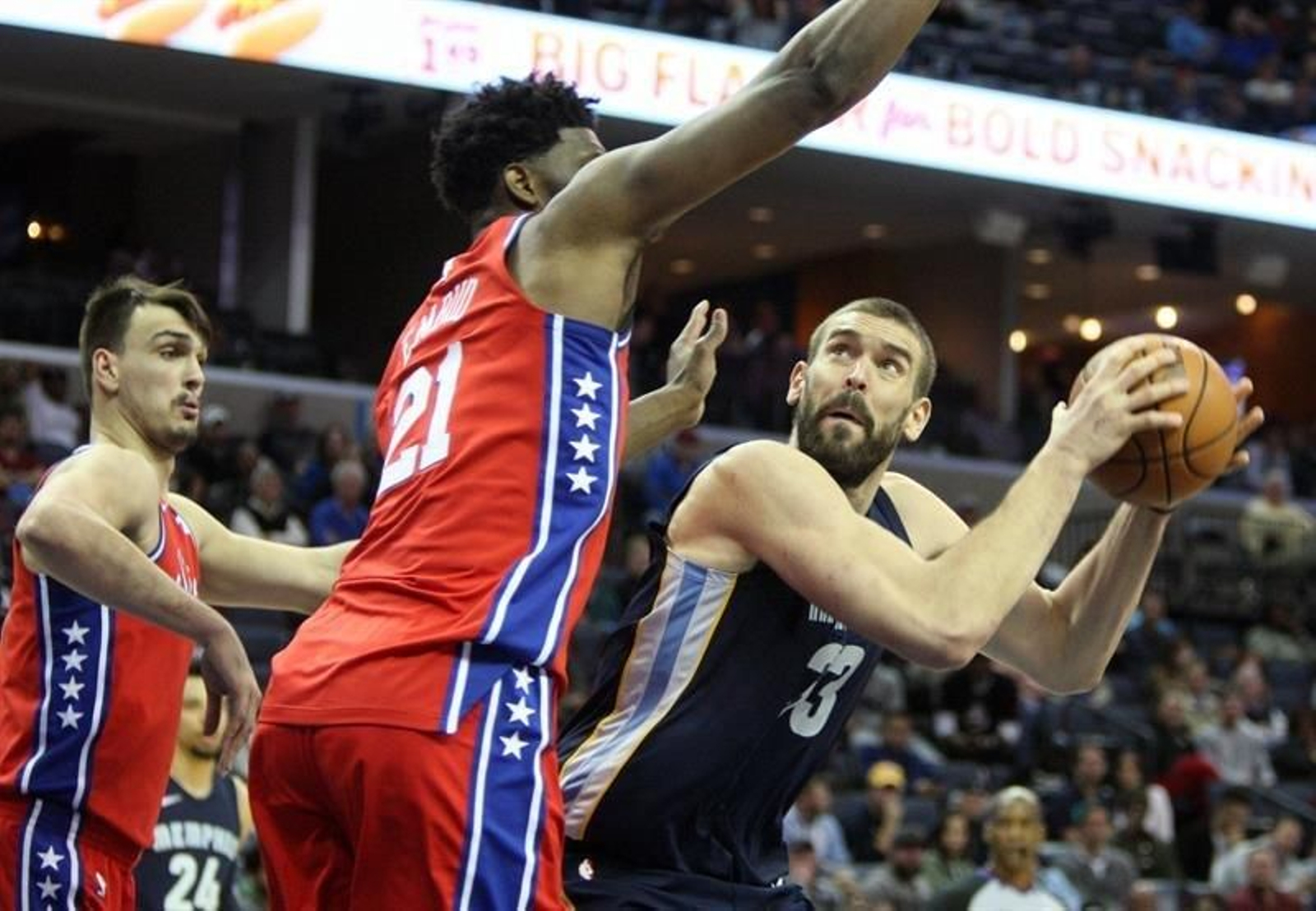 Marc Gasol (d) de los Memphis Grizzlies en acción ante Joel Emiid (c) de los Philadelphia 76ERS