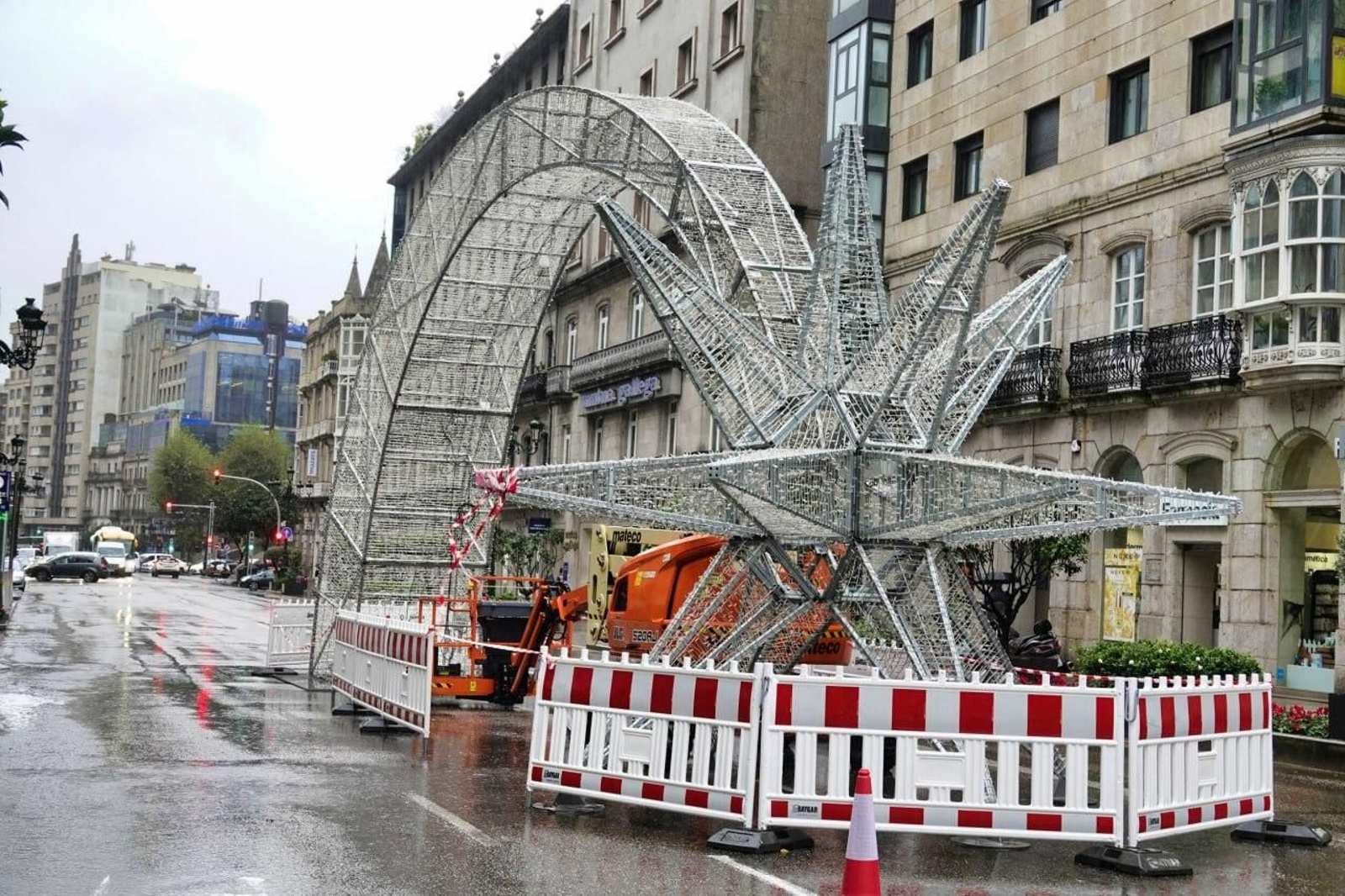 La estrella gigante de Navidad ya está montada en Vigo.