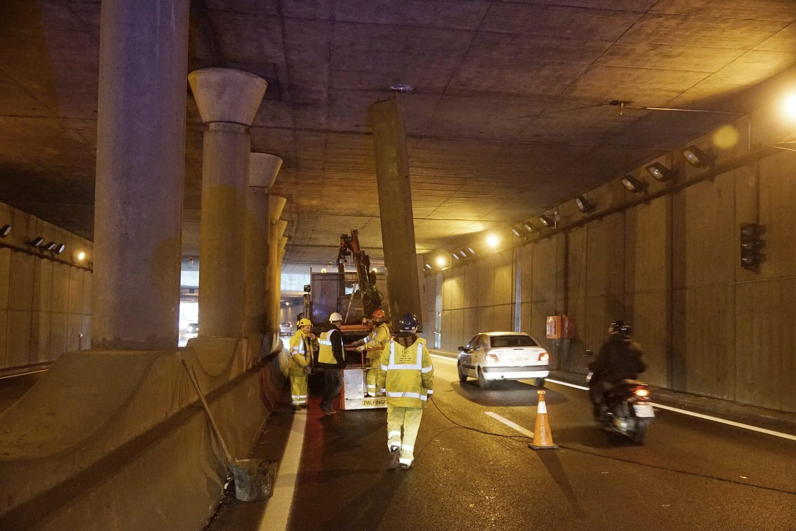 El túnel de la VG 20 hacia Bouzas  donde se cayó el panel // Vicente