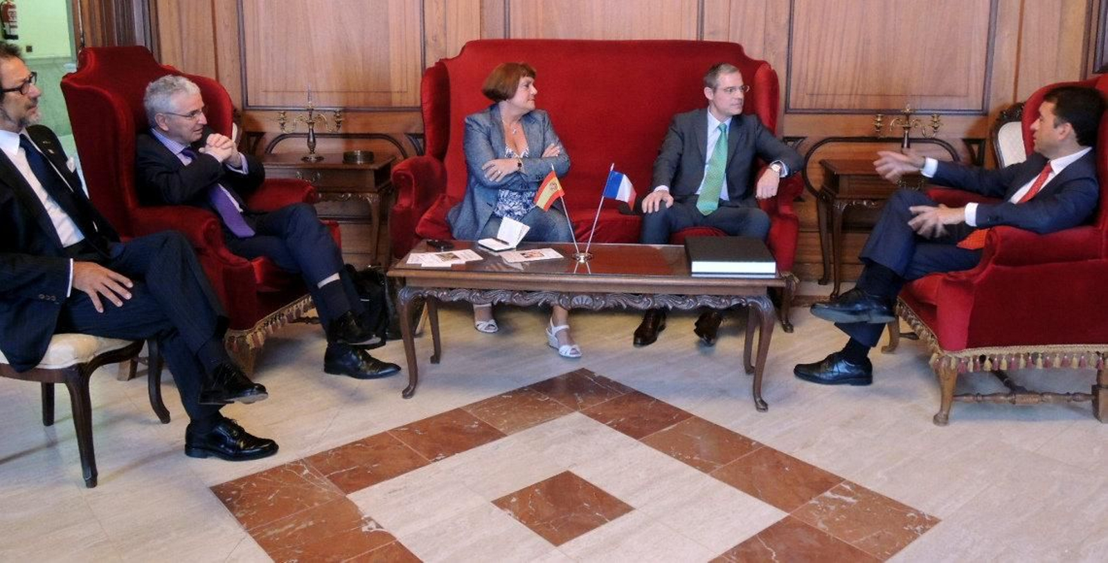 Jérôme Bonnafont (segundo por la derecha) conversa con el alcalde