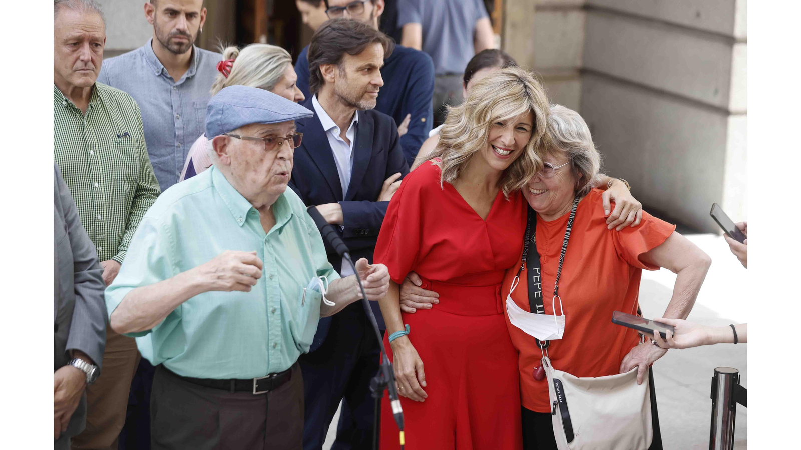 La vicepresidente segunda y ministra de Trabajo, Yolanda Díaz (c), junto al histórico líder comunista Víctor Díaz Cardiel (i) a las puertas del Congreso de los Diputados tras asistir al debate del proyecto de ley de Memoria Democrática. EFE/ Emilio Naranjo