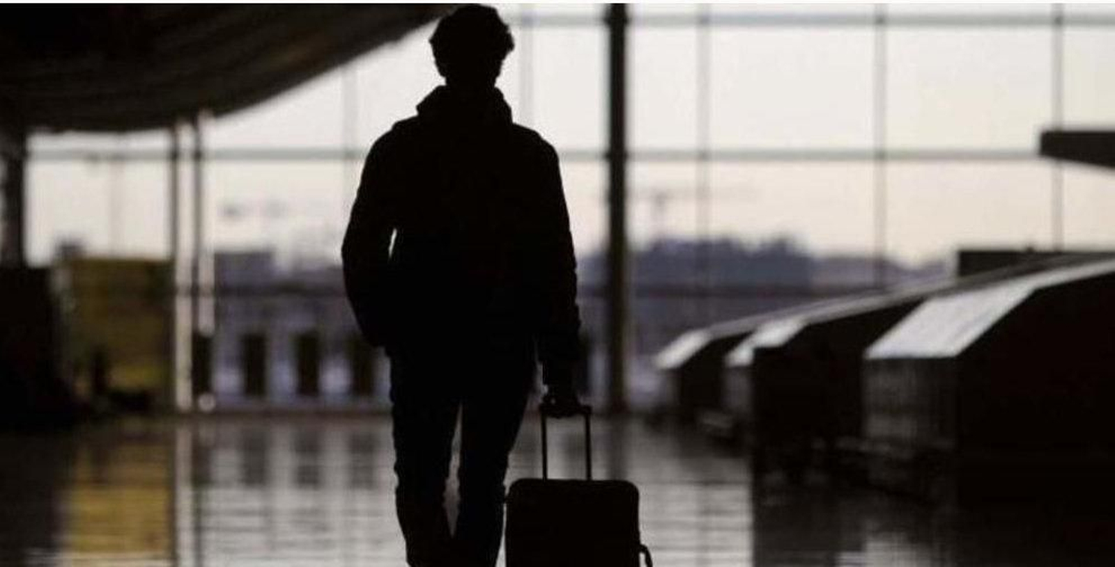 Un joven en el aeropuerto en busca de nuevas oportunidades. Foto:elconfidencial.com