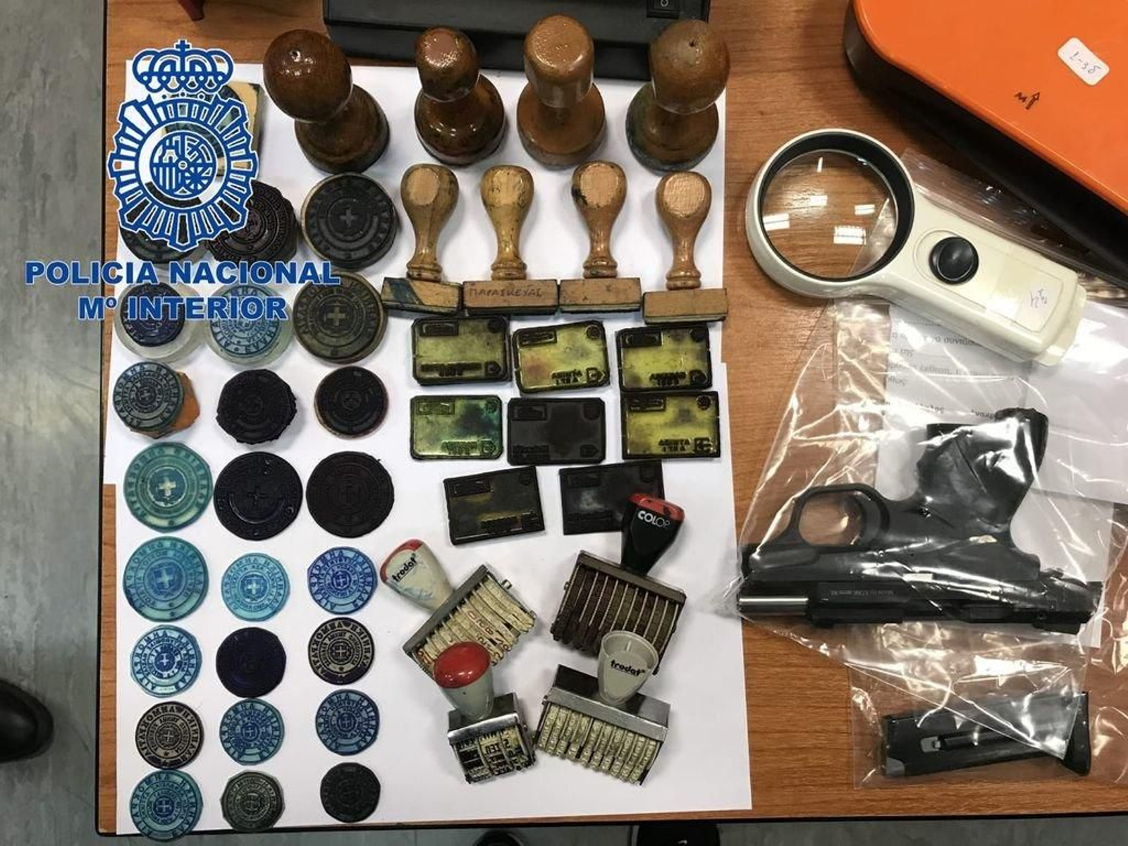 Efectos requisados a la organización criminal durante el registro de la sede en Atenas.