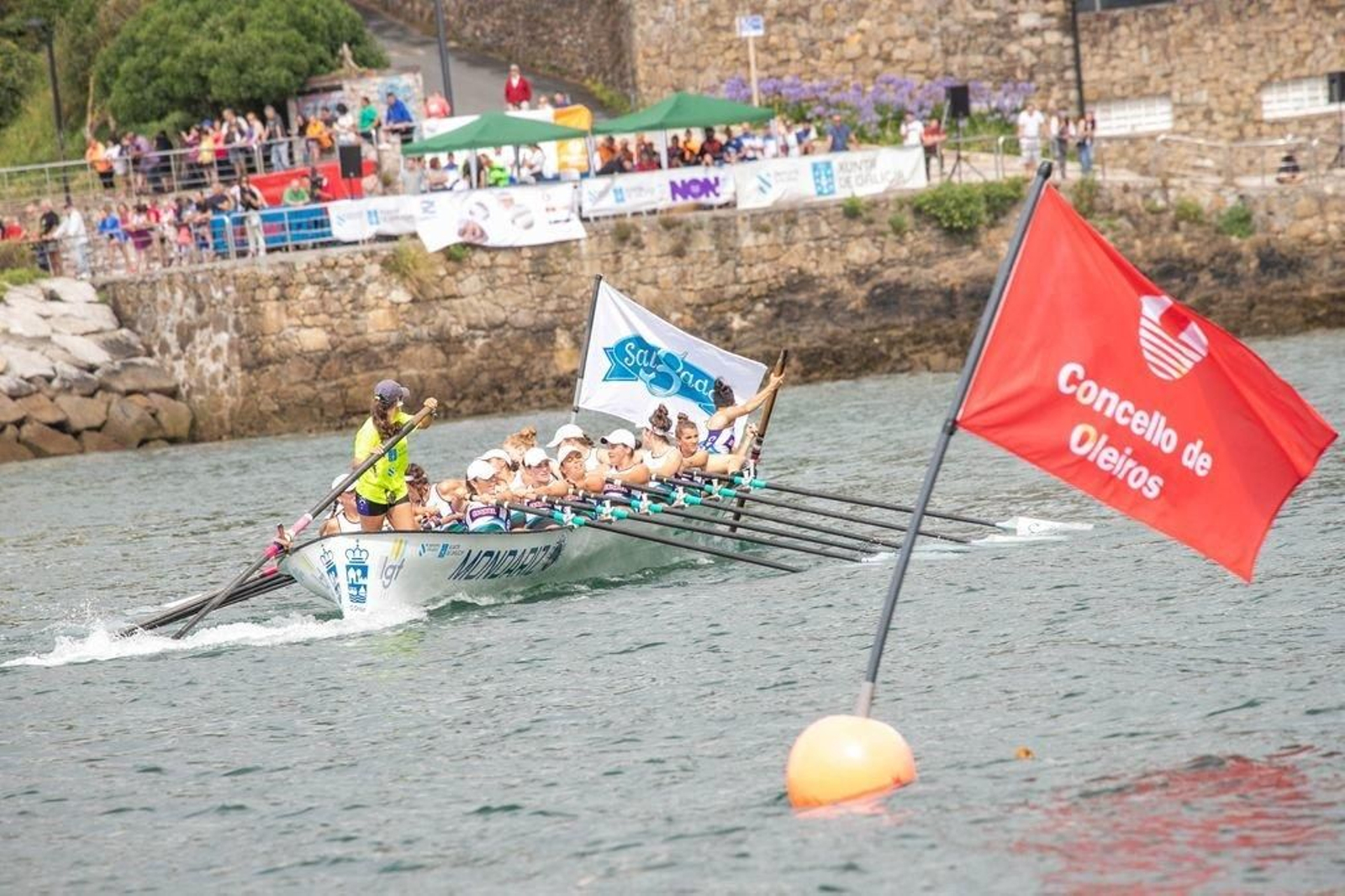 A traiñeira de Mecos Coruxo toma unha baliza na regata de onte en Oleiros.