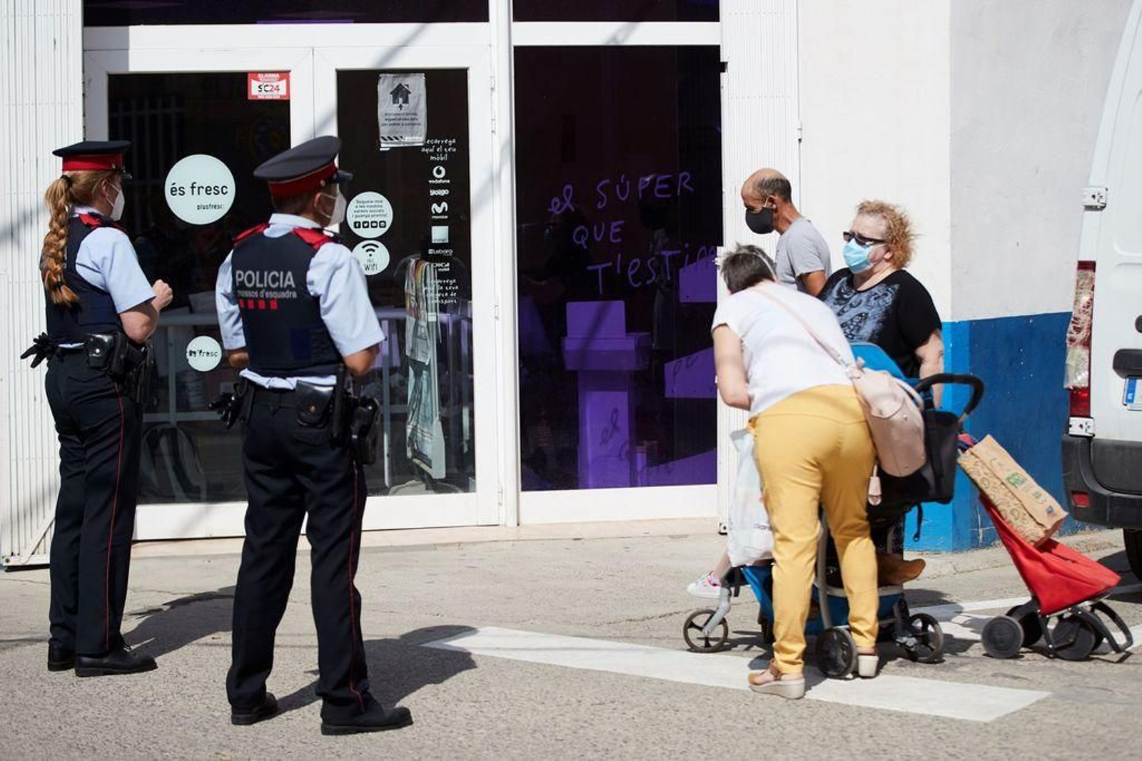Agentes de los Mossos d'Escuadra informan de las medidas de seguridad a los vecinos de Aitona.