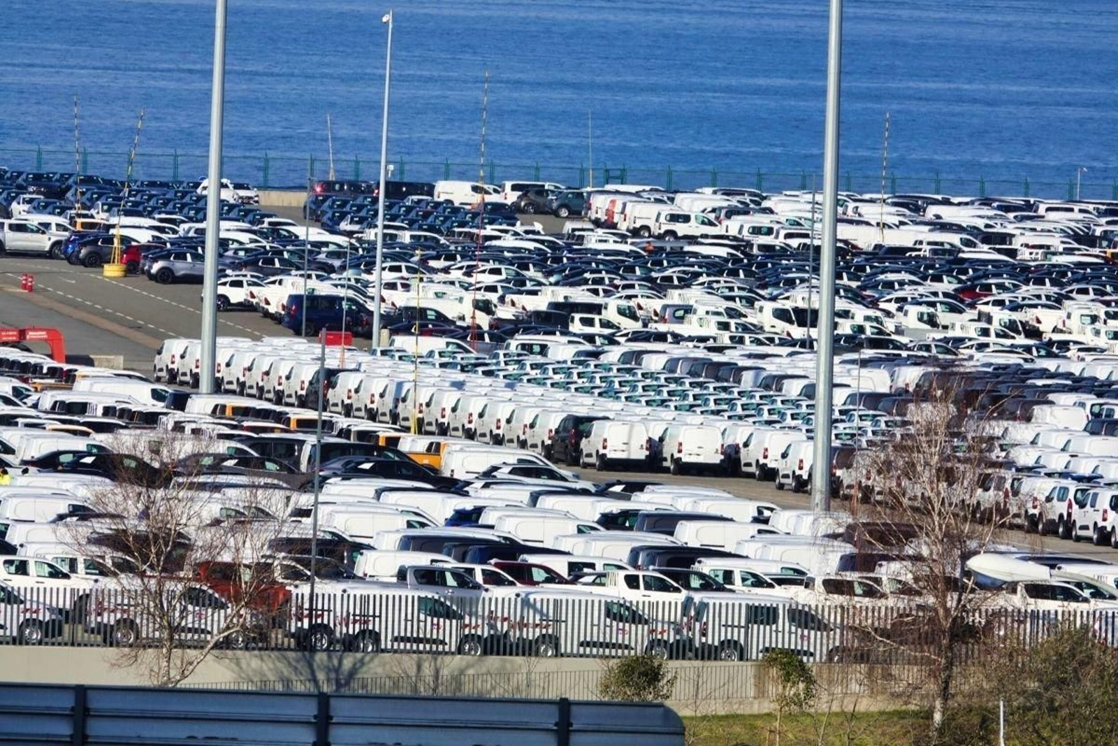 El buen momento de la automoción es clave en las exportaciones de Vigo y de Galicia. En la foto, Bouzas ayer.