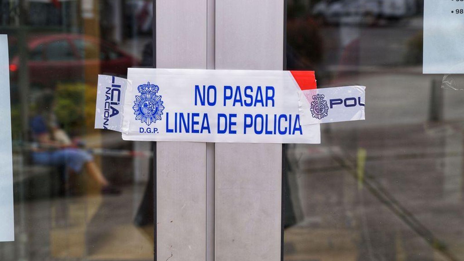 La entrada principal, cerrada para el acceso.