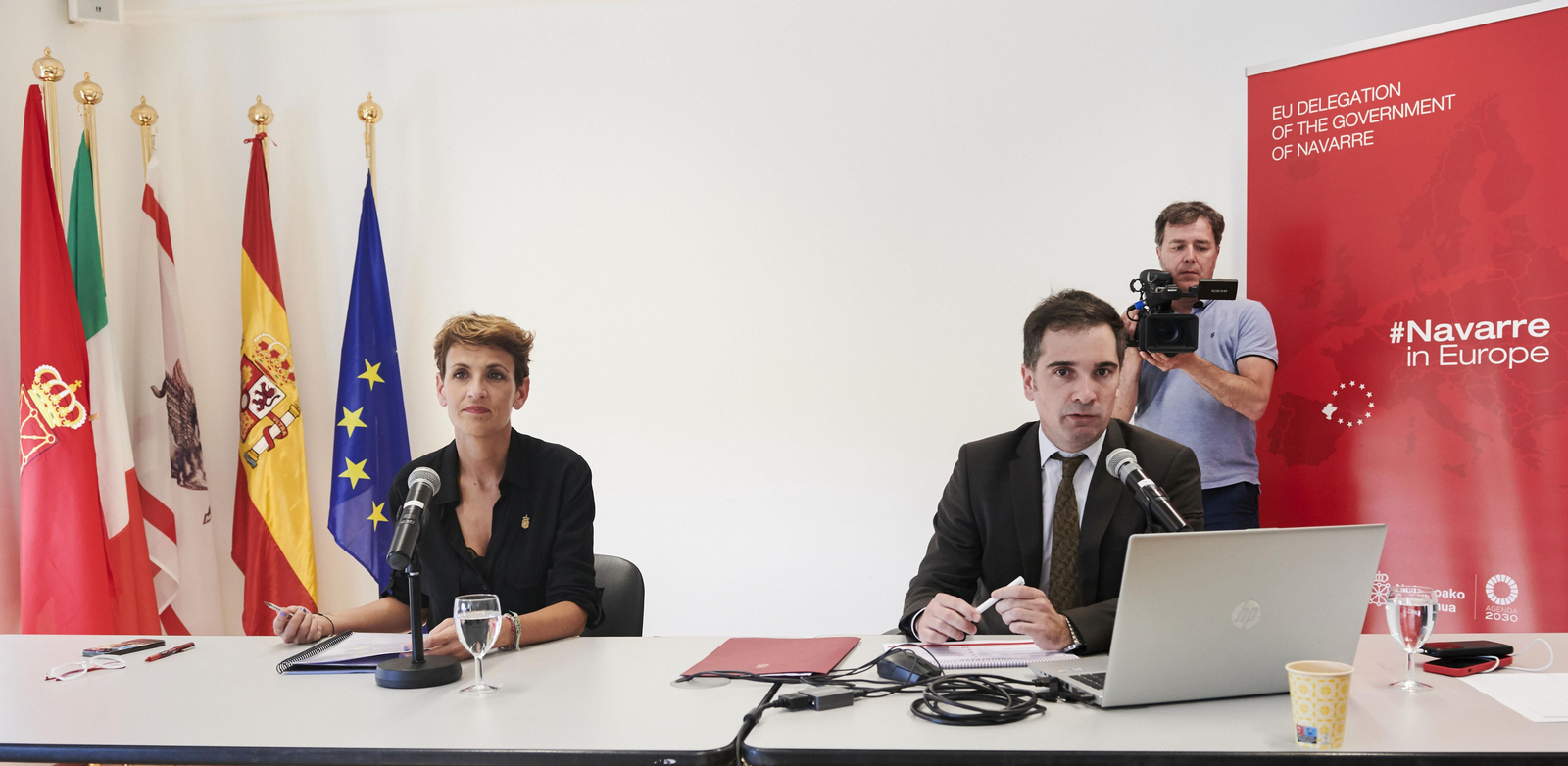 La Presidenta de Navarra, María Chivite, y el director general de Comunicación y Relaciones Institucionales, Miguel Moreno, durante el encuentro con la comunidad de navarros y navarras en Bruselas