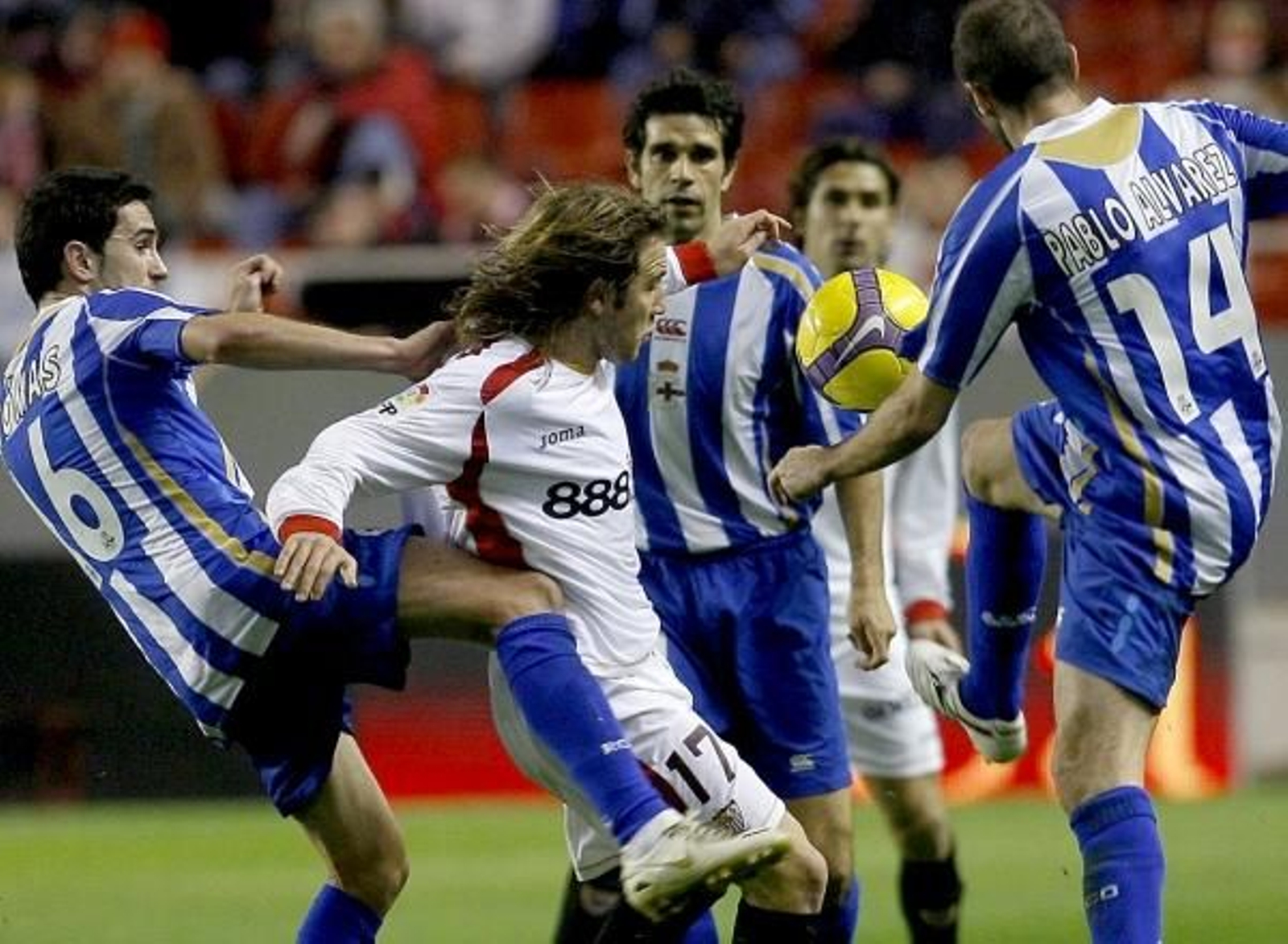 Diego Capel, rodeado de jugadores del Deportivo. (Foto: José Manuel Vidal.)