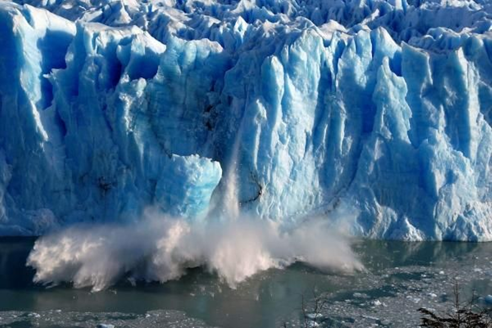 Un momento del desprendimiento del glaciar. (Foto: EFE)