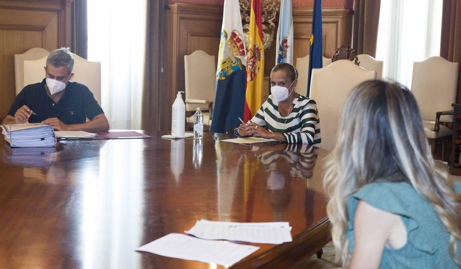Carmela Silva, firmando los acuerdos.
