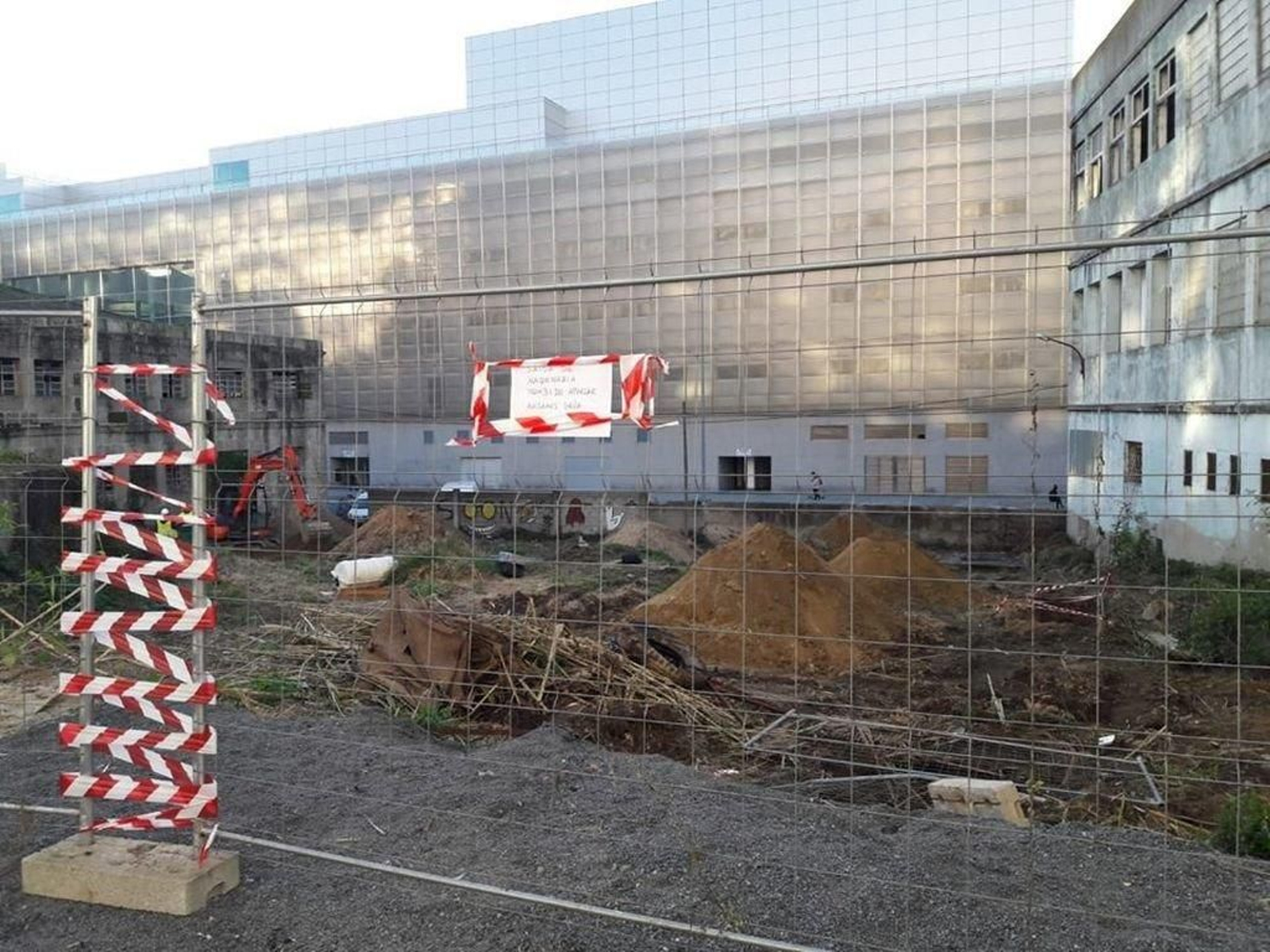 Las catas arqueológicas ya comenzaron en el solar de Cordelerías Mar, donde viven los gatos.
