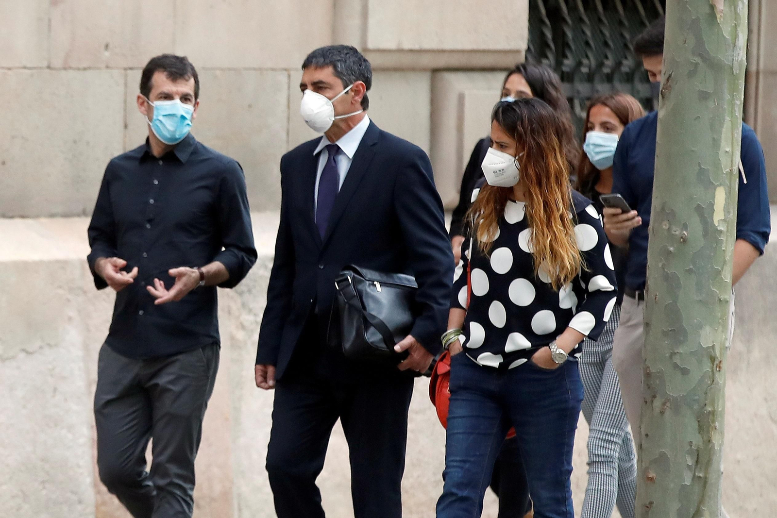 El mayor de los Mossos Josep Lluís Trapero (2i) a su llegada a la Audiencia de Barcelona